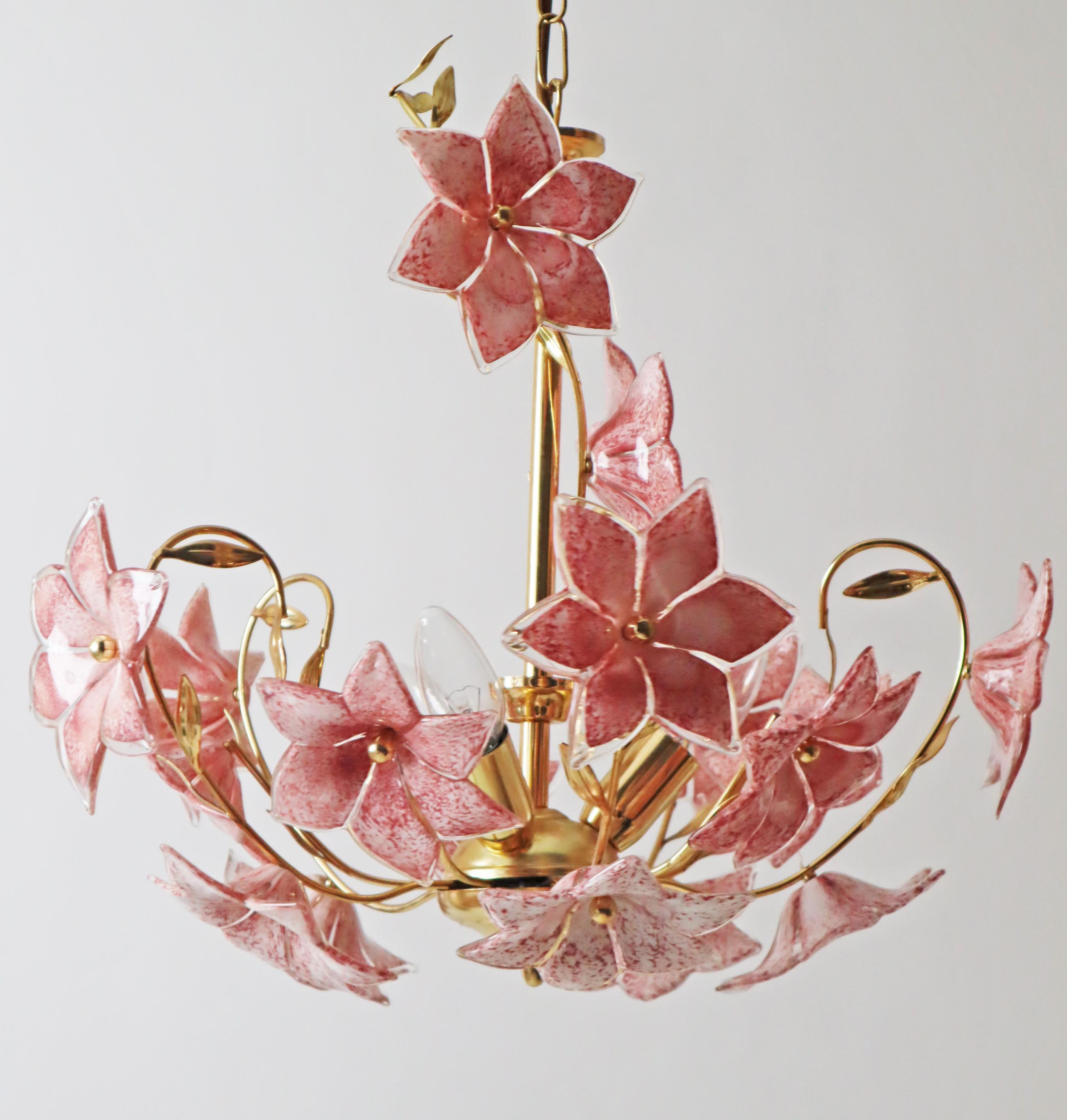 White Purple-Pink flowered Murano Chandelier 1980s Italy. In Good Condition In Hannover, DE