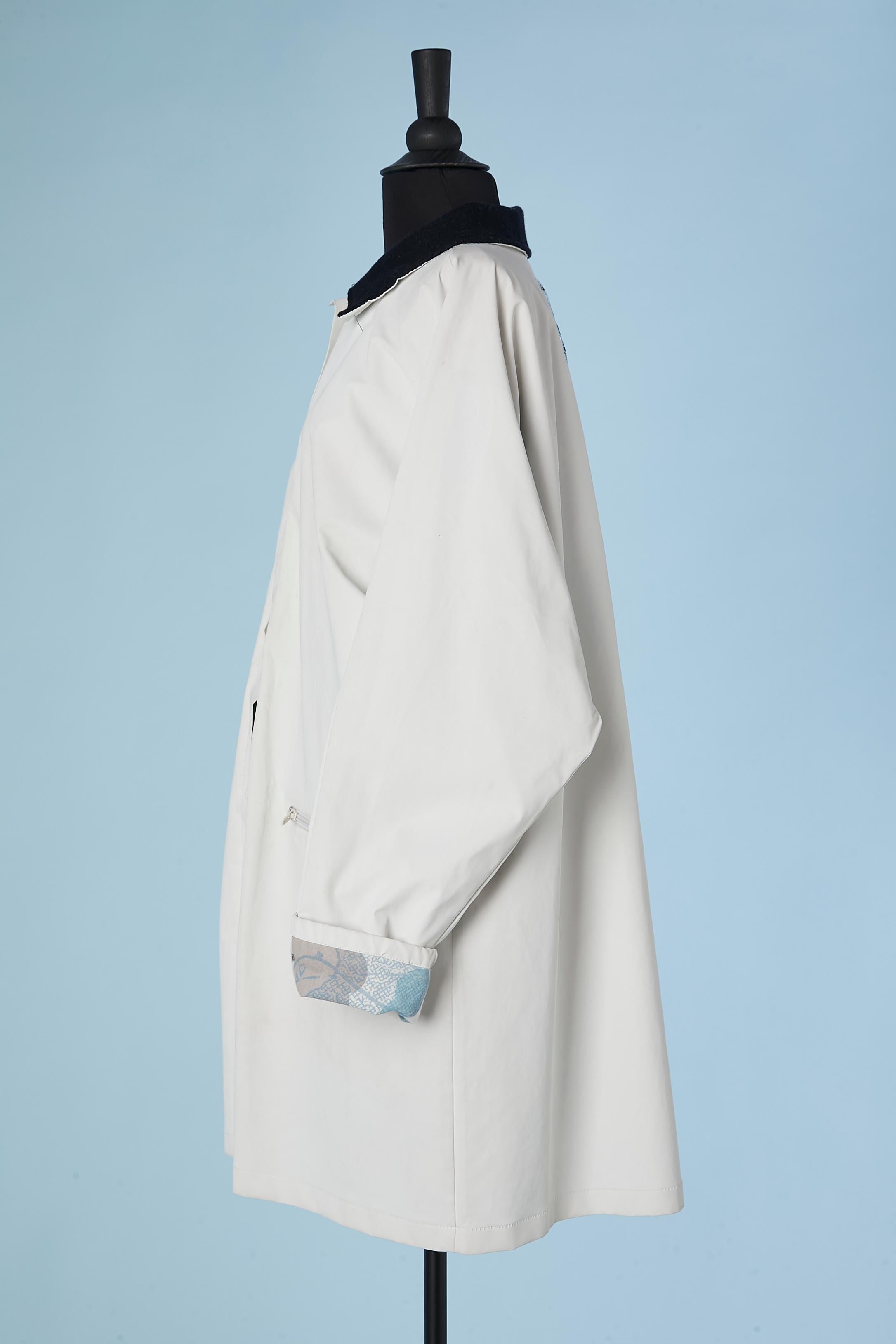 White PVC raincoat with wool collar and printed cotton lining JC De Castelbajac  In Excellent Condition For Sale In Saint-Ouen-Sur-Seine, FR