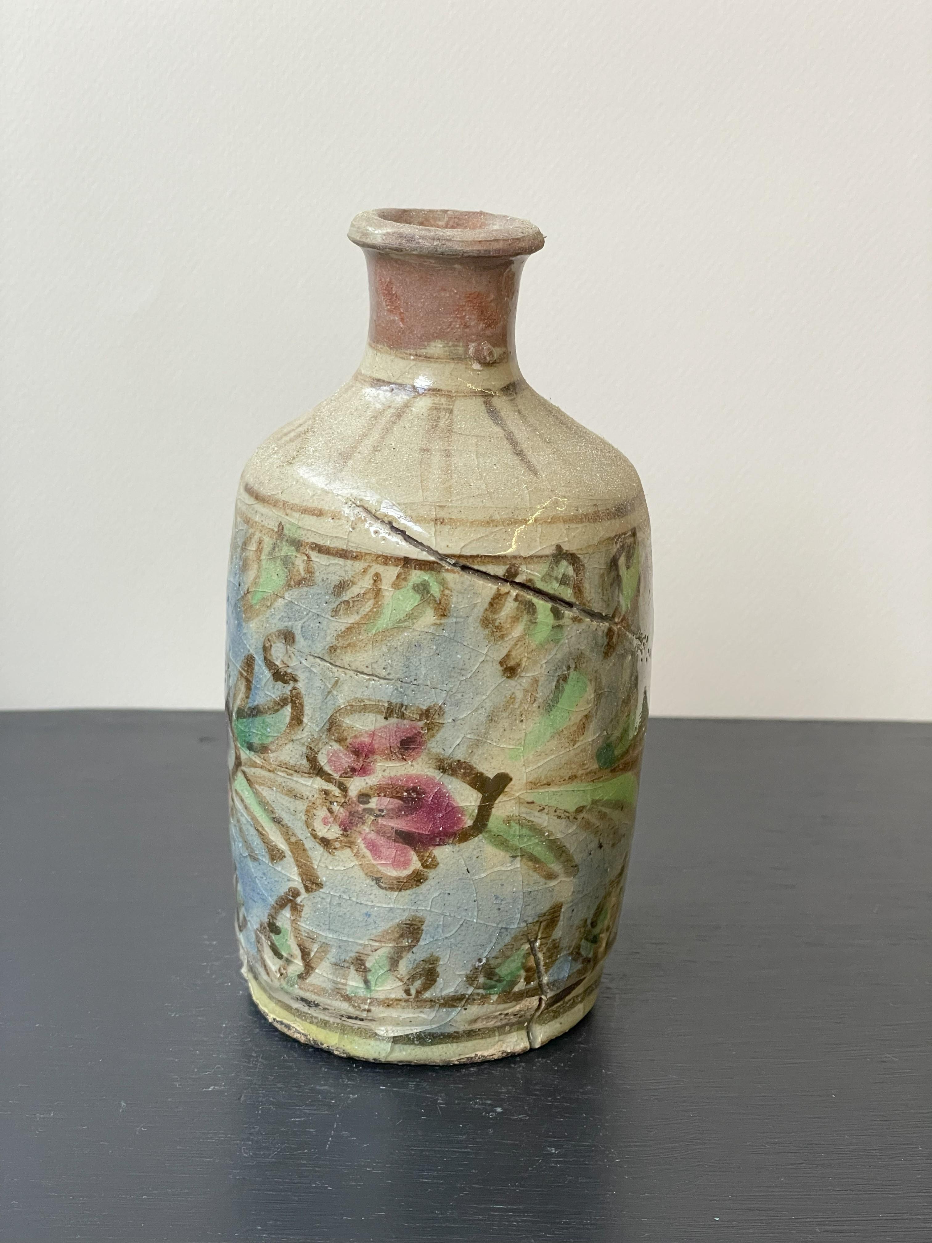 Scopri il patrimonio culturale con il nostro vaso Qajar bianco proveniente dall'Iraq, un pezzo straordinario che riflette una ricca storia e una squisita lavorazione artigianale.