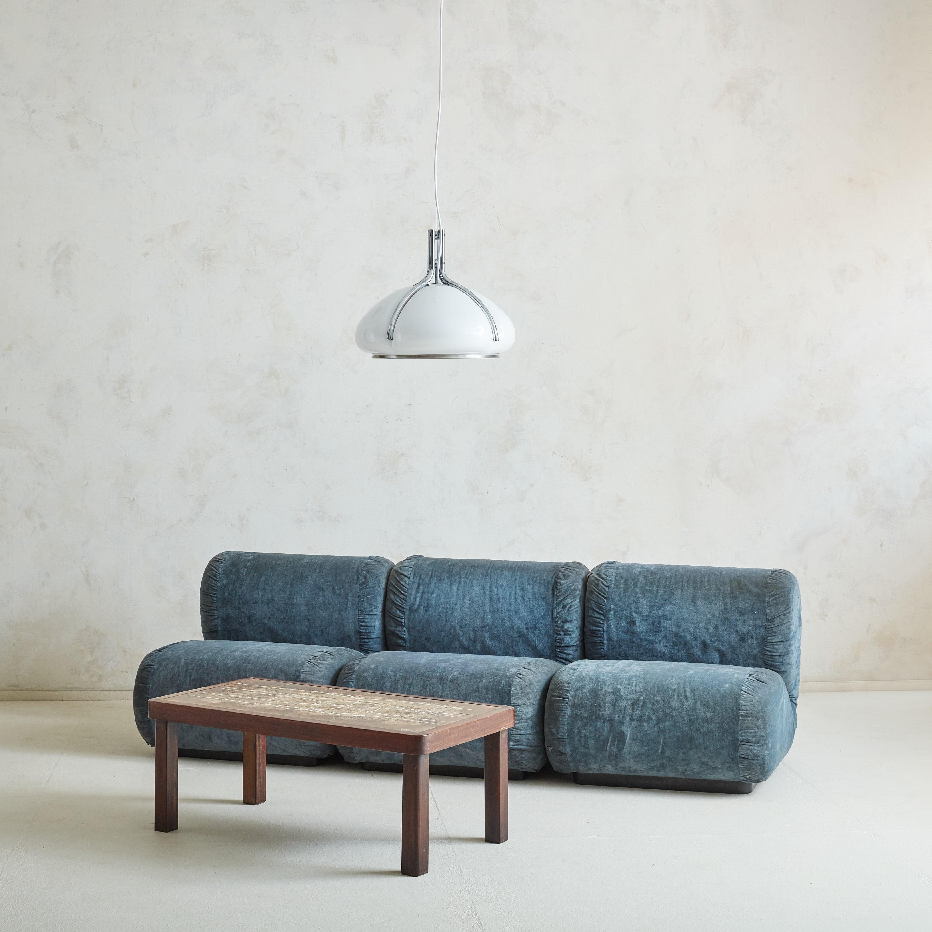 A 1970s Italian ‘Quadrifoglio’ pendant light designed by Gae Aulenti for Harvey Guzzini. This striking fixture features a molded mushroom-form acrylic shade in a milky white hue. The shade is elegantly supported by four inset polished chrome tubular