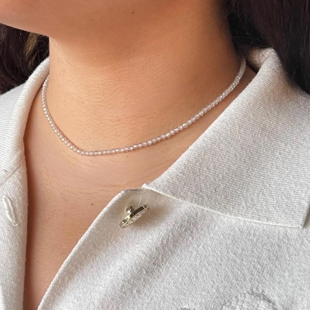 Elegia il tuo stile con questa eterea collana a girocollo di perle di quarzo bianco, meticolosamente realizzata a mano con cura ed eleganza. Ogni perla di quarzo bianco naturale emette un bagliore morbido e luminoso, creando un look sofisticato e