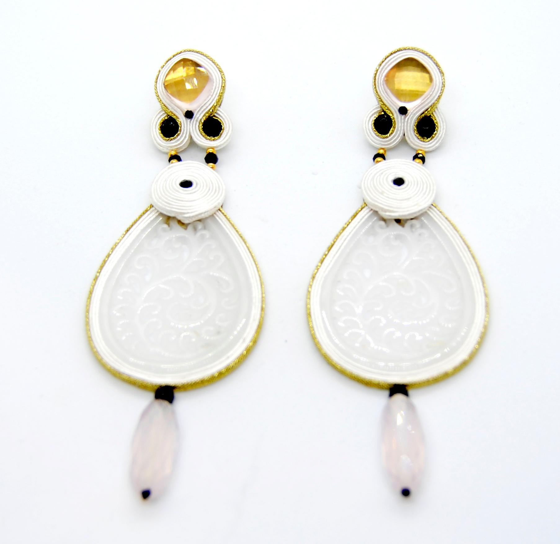 Soutache Technique earrings a Joint venture of Joyería Pradera and Musula Jewels where they create Colourful, 
Lively and Light Travel Jewelry that has an Iconic touch and give a modern and cool  touch to every look. 
Head of Nudo shape white