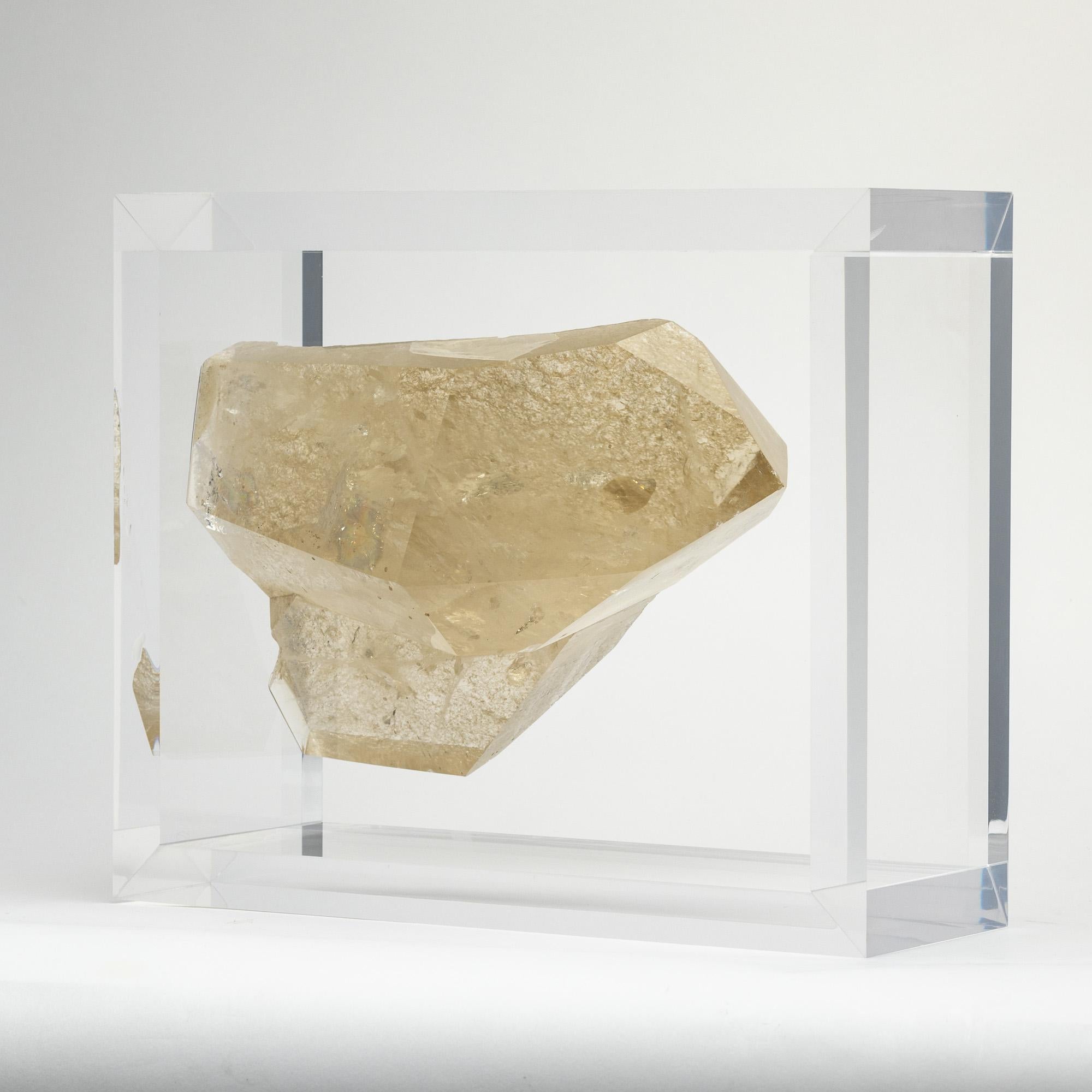XXI secolo e contemporaneo Quarzo bianco  montata su una base in acrilico dal design originale in vendita
