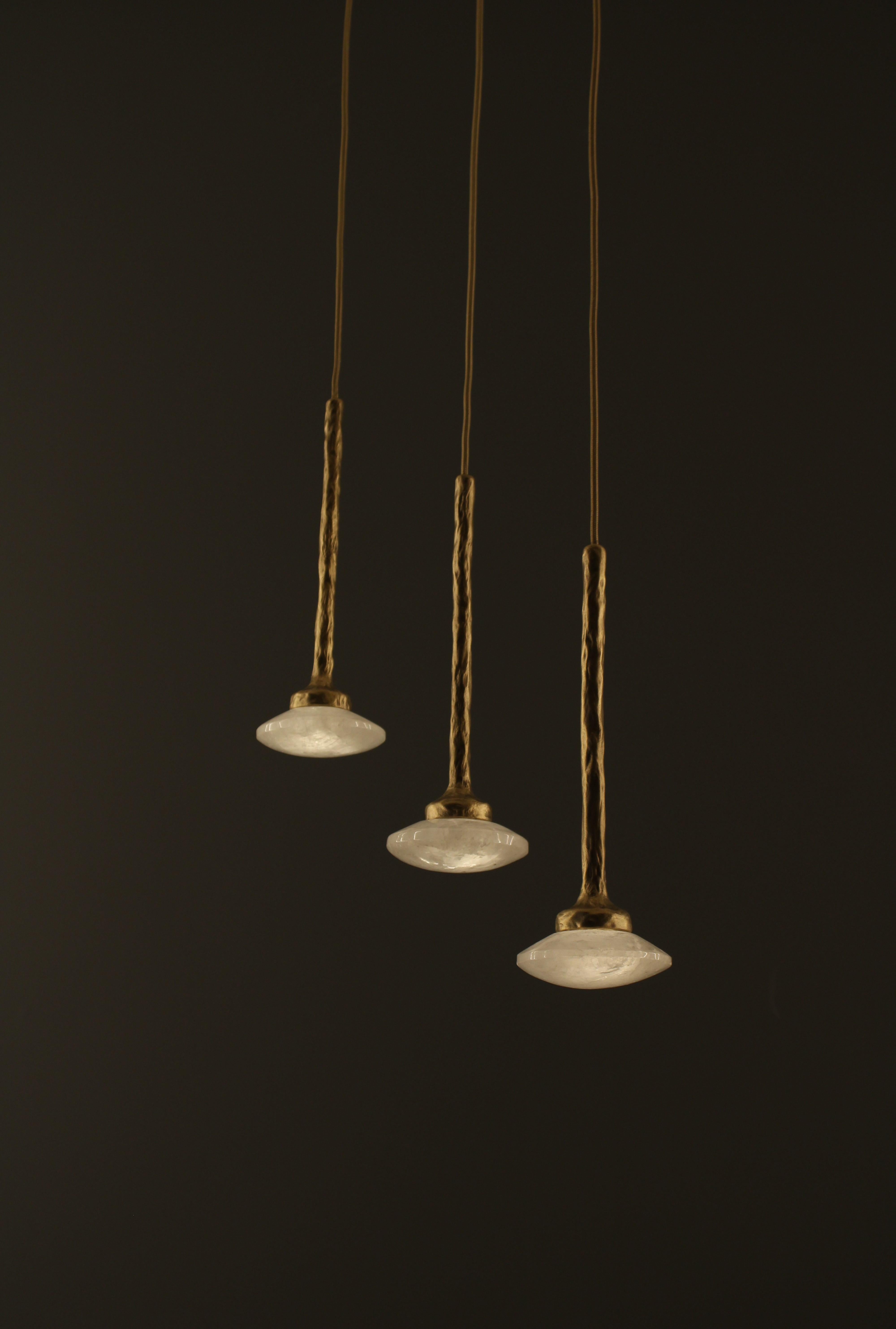 Lampe à suspension en quartz blanc par Aver
Dimensions : D 12 x L 12 x H 38 cm 
MATERIAL : Quartz blanc, métal.

Disponible en différentes finitions. Toutes nos lampes peuvent être câblées en fonction de chaque pays. Si elle est vendue aux