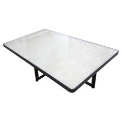 Table basse en quartzite blanche avec base en croix en acier noirci
