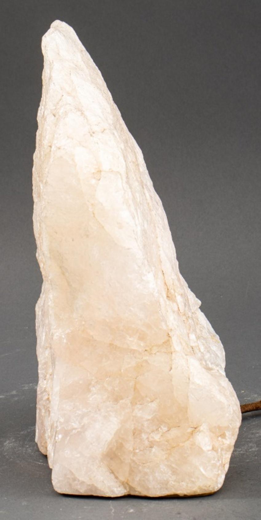 White quartzite mineral specimen of standing form, mounted as a lamp. Measures : 10.5