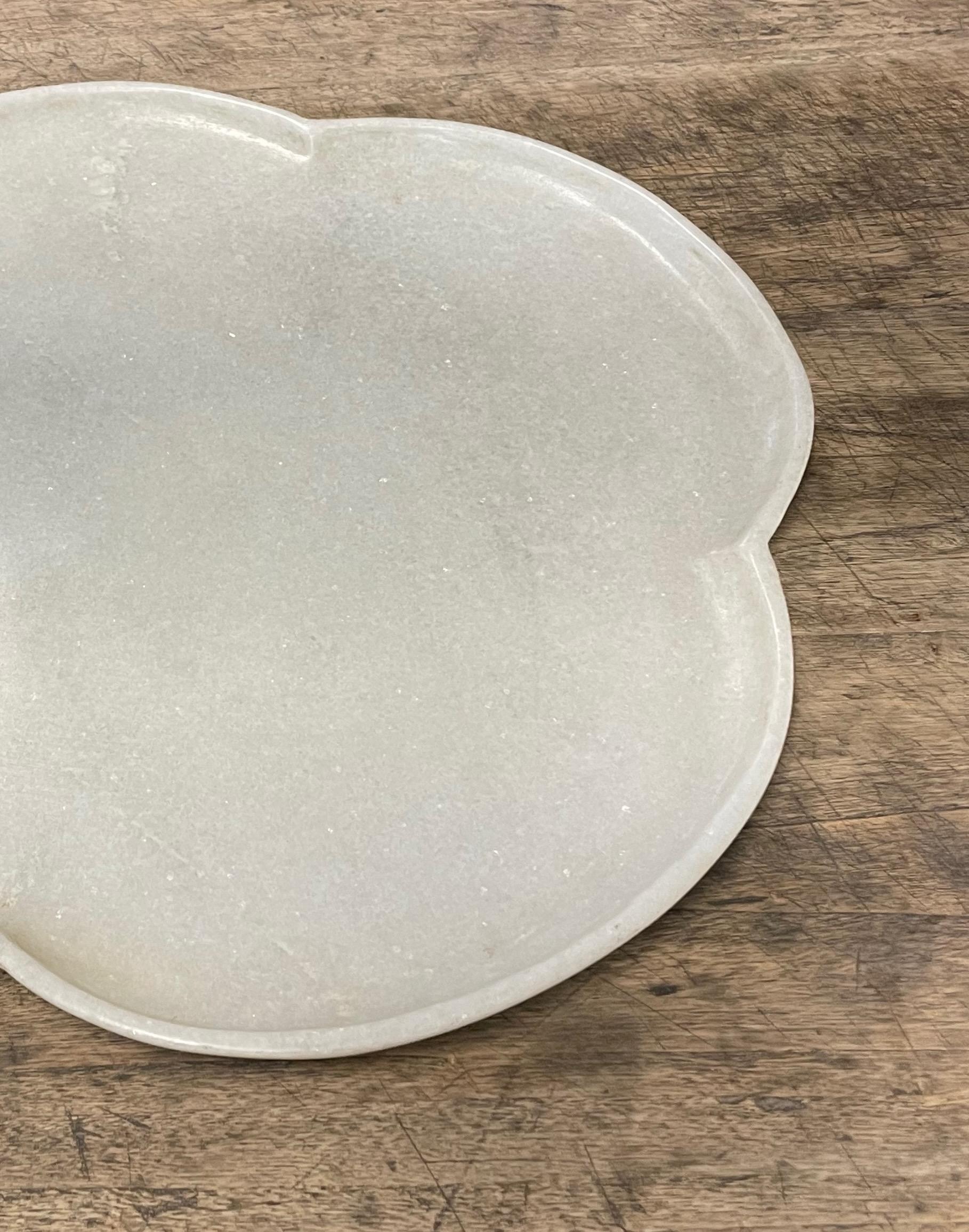 White Quatrefoil Shaped Marble Tray, India, Contemporary In New Condition For Sale In New York, NY