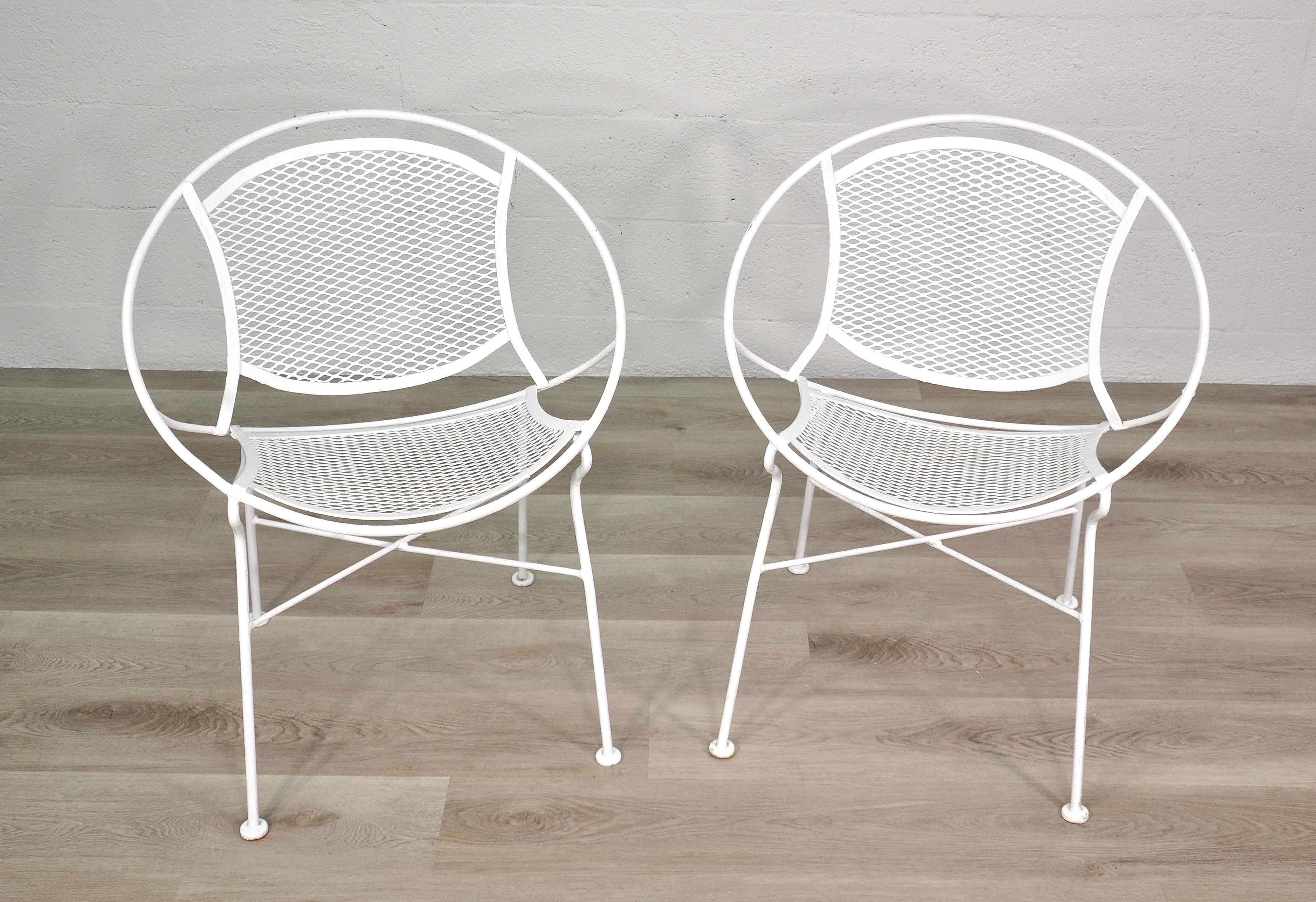Mid-Century Modern pair of vintage white wrought iron circle or hoop outdoor chairs from the 1950s. Designed by Maurizio Tempestini for Salterini, the satellite or saucer shaped armchairs are extremely comfortable and work with any decor. Make your