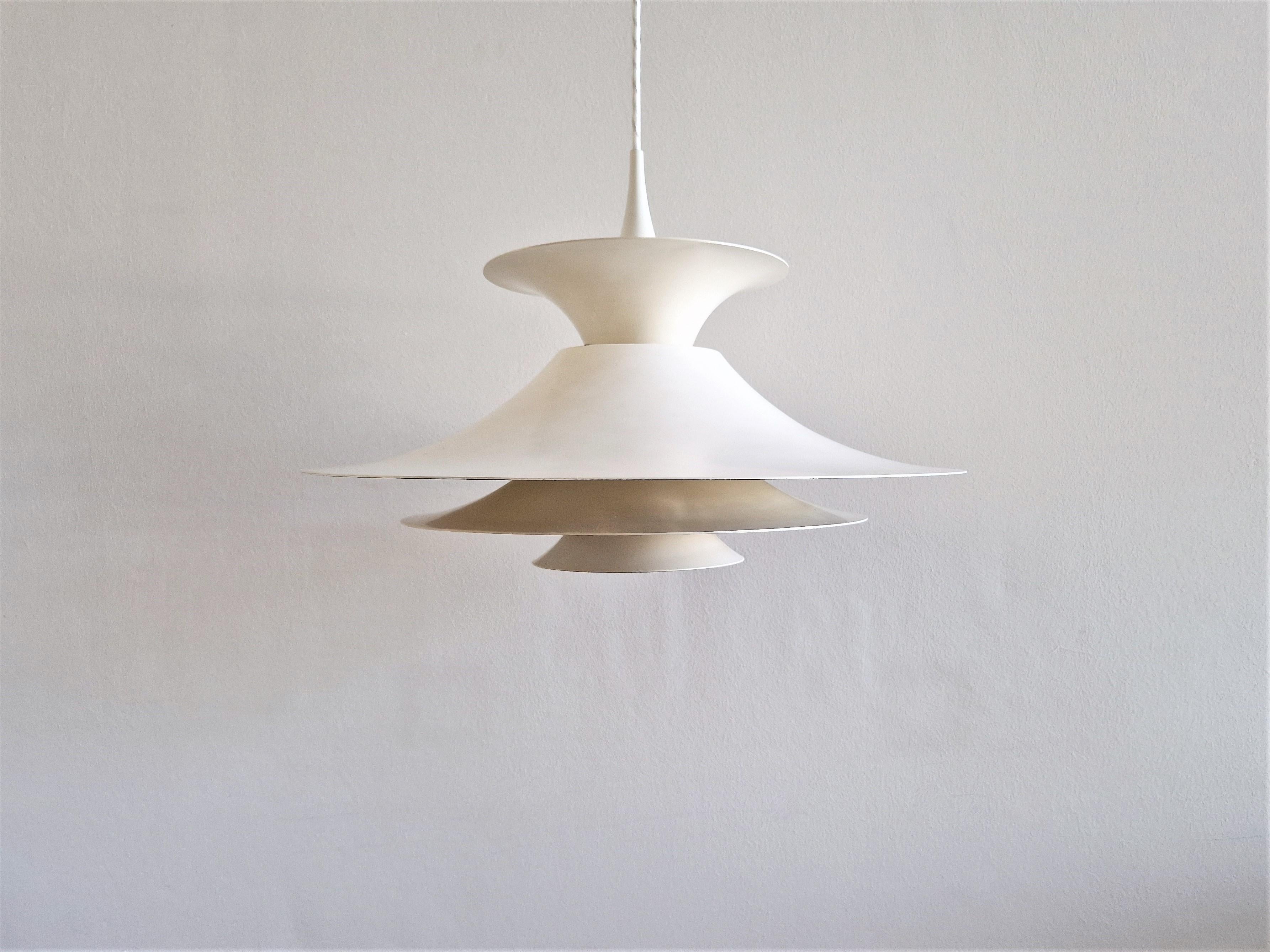 This pendant lamp was designed by Erik Balslev for Fog & Mørup in Denmark in the 1970's. The Radius I is the ø 47 cm version of the Radius lights. The pendant has an overall white color that gives it a modern look. The Radius series are