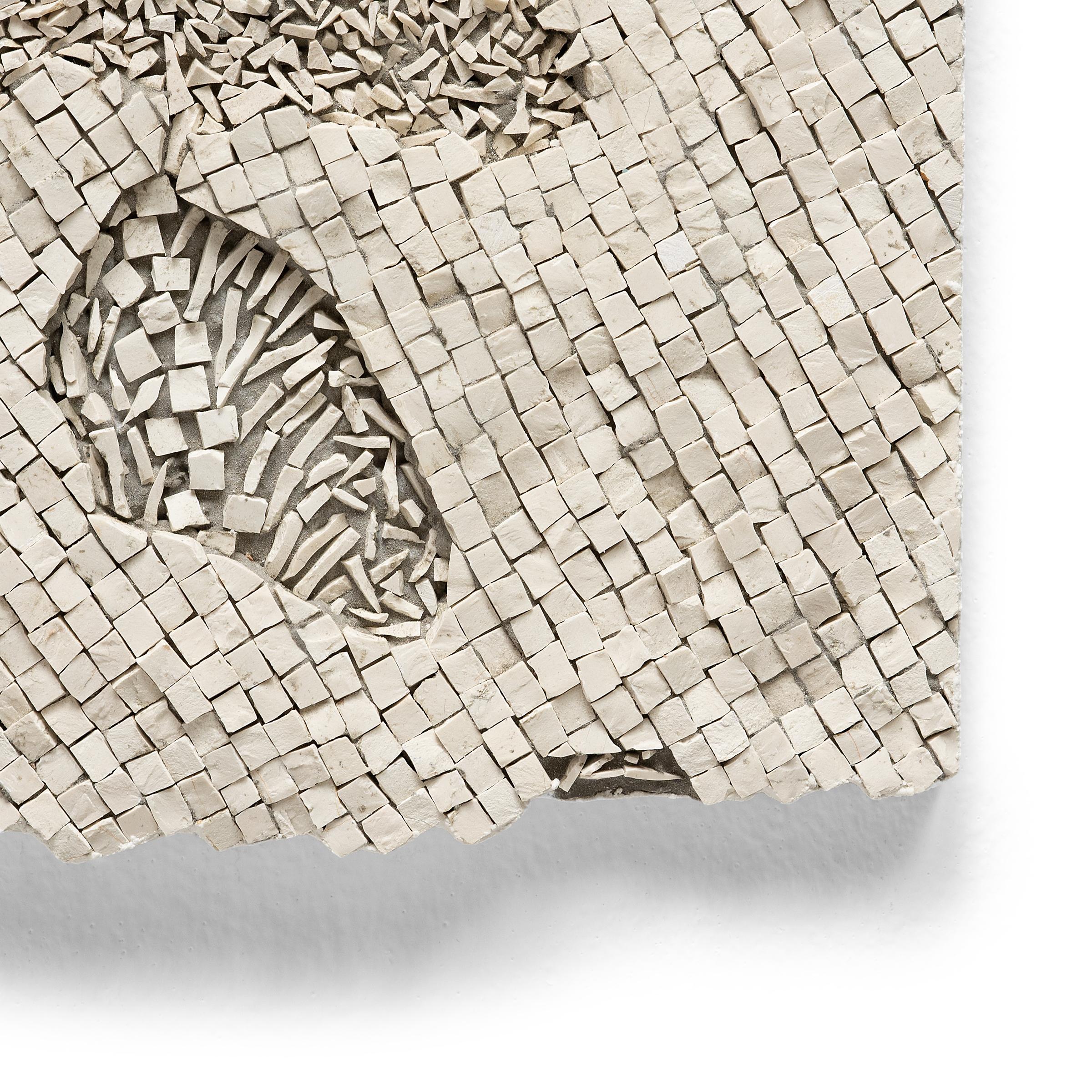 Les compositions abstraites de l'artiste mosaïste japonais Toyoharu Kii, complexes, éthérées et très texturées, reflètent une approche sophistiquée de l'art technique de la mosaïque. Formé à Florence, en Italie, Kii crée ses mosaïques modernes en