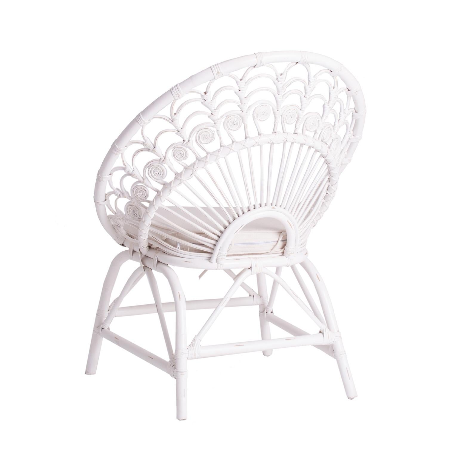 Skulpturaler und wunderschöner Sessel aus Rattan und Geflecht mit Pfauendesign. Vintage-Stil mit Patina-Effekt und Bohème-Chic-Look!