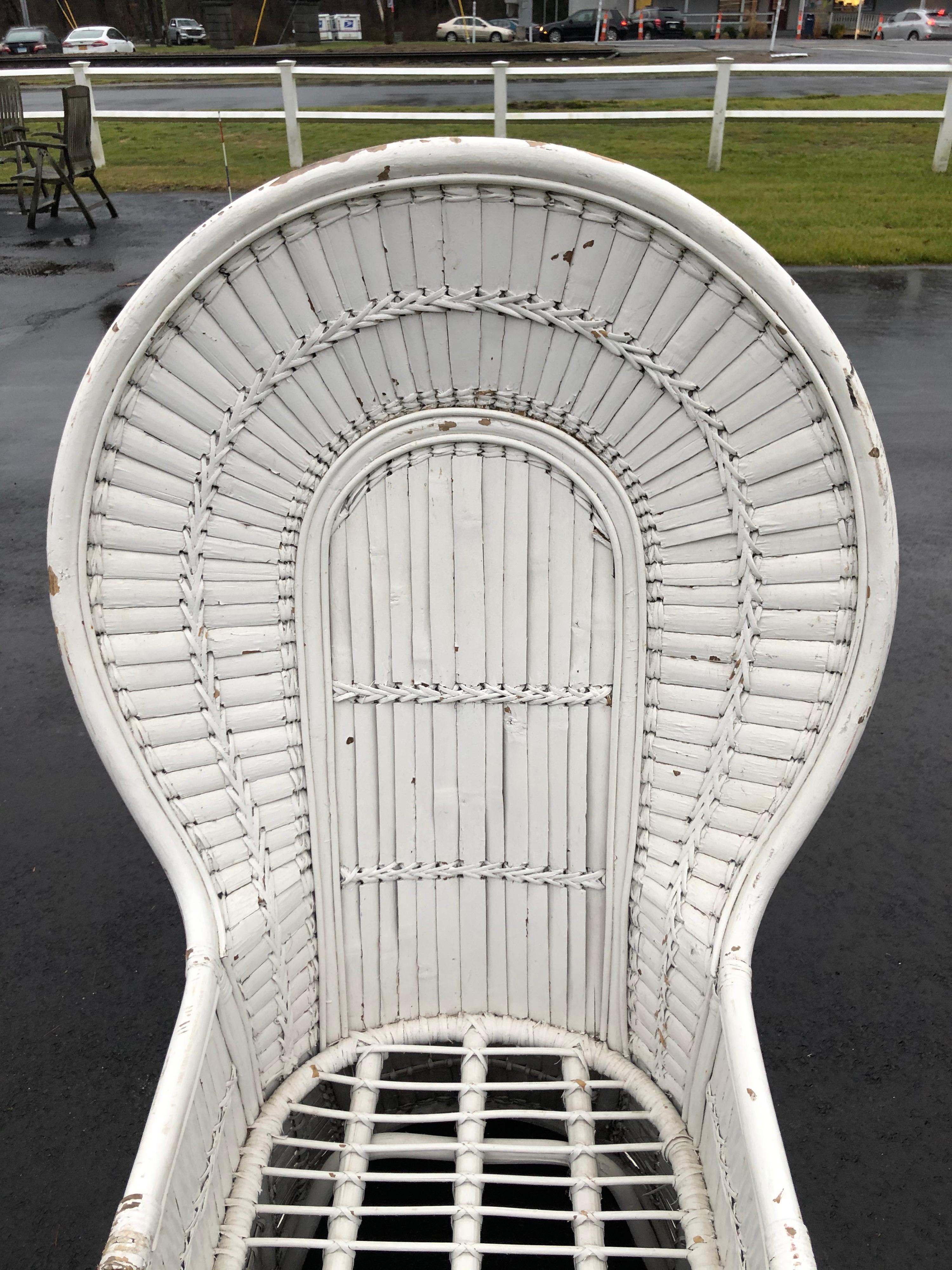 White Split Bamboo and Rattan Peacock Chair In Good Condition For Sale In Redding, CT