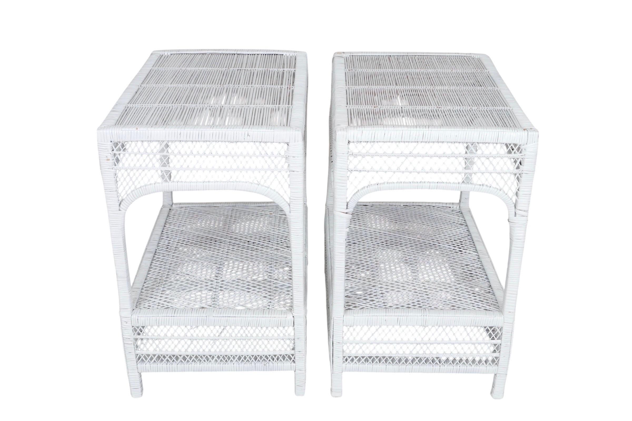 Paire de tables d'appoint en rotin blanc Bon état - En vente à Bradenton, FL
