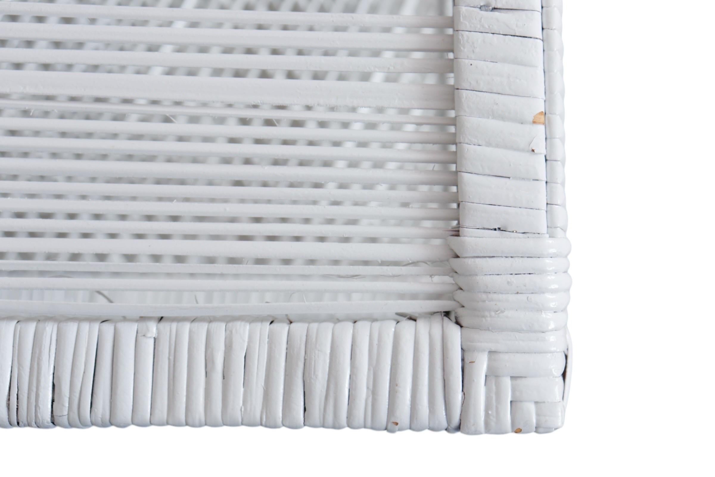 20ième siècle Paire de tables d'appoint en rotin blanc en vente