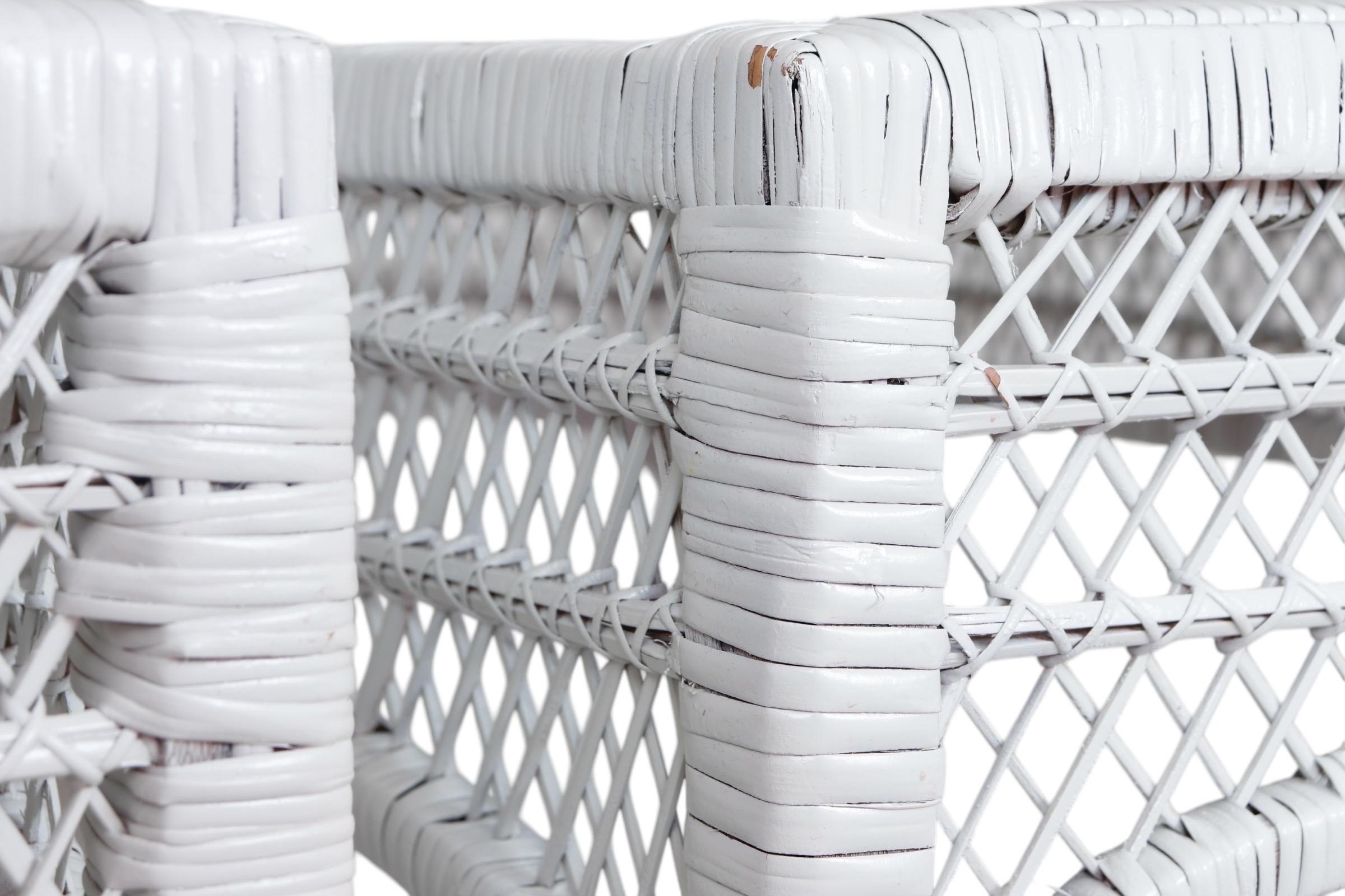 Rotin Paire de tables d'appoint en rotin blanc en vente