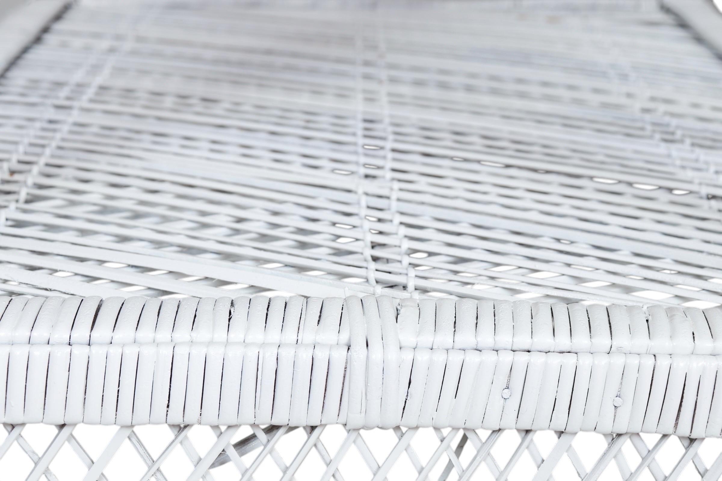 Paire de tables d'appoint en rotin blanc en vente 2