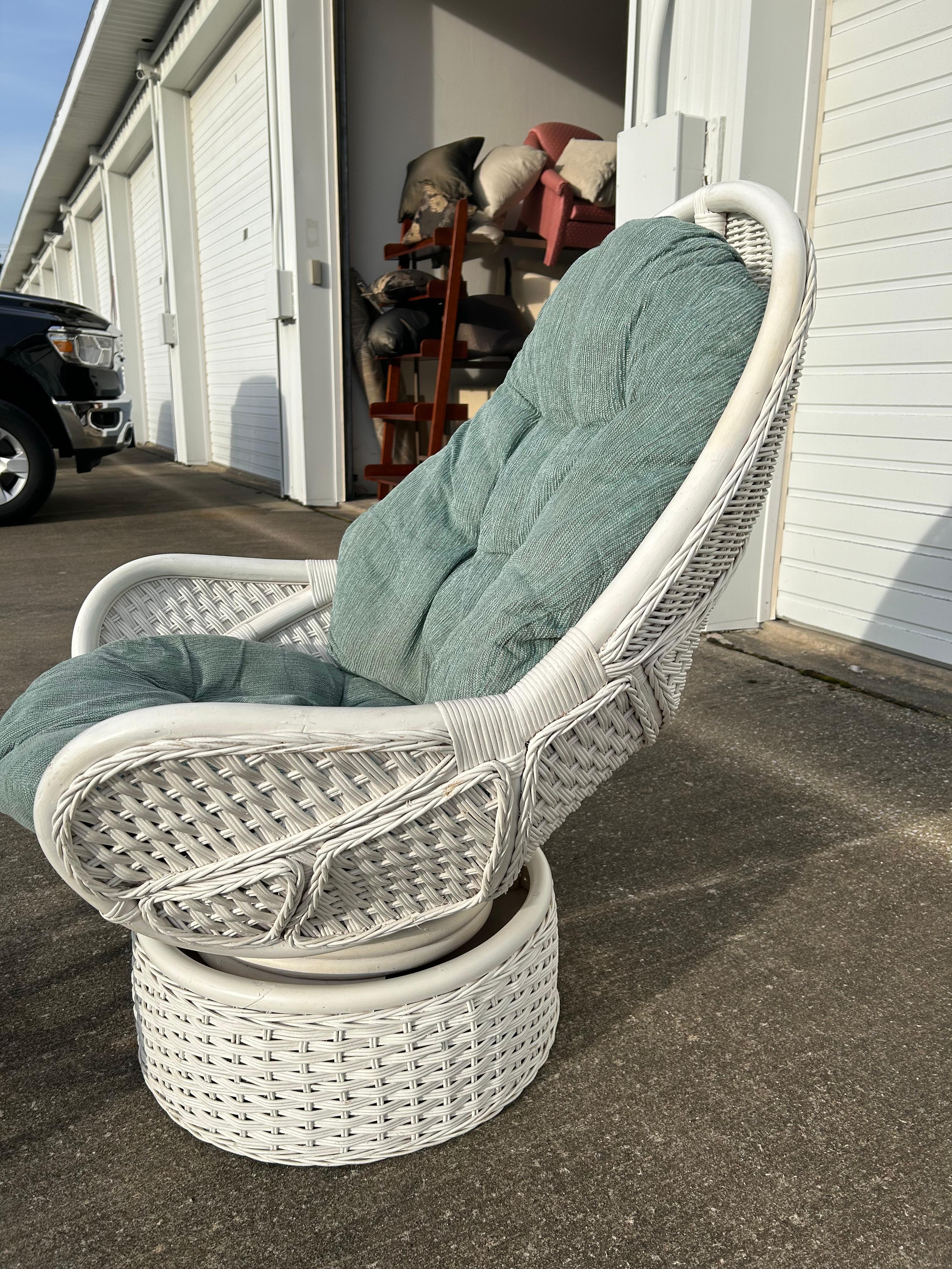 Chaise pivotante en rotin blanc avec ottoman en vente 4