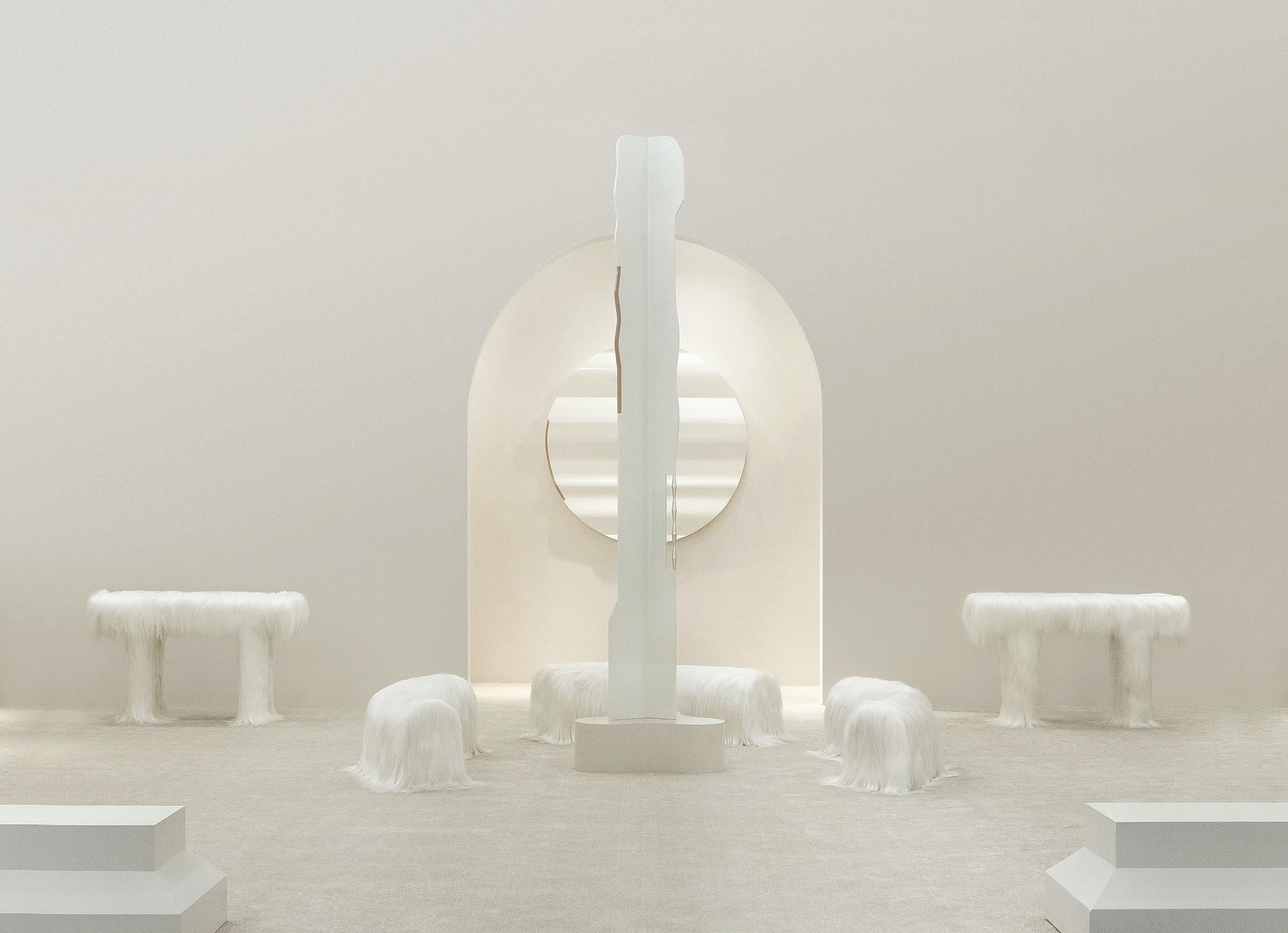 Européen Miroir blanc brut avec découpes en peau de chèvre de fourrure par Atelier V&F en vente