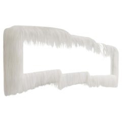 Specchio bianco grezzo con ritagli di pelle di capra pelosa di Atelier A&F