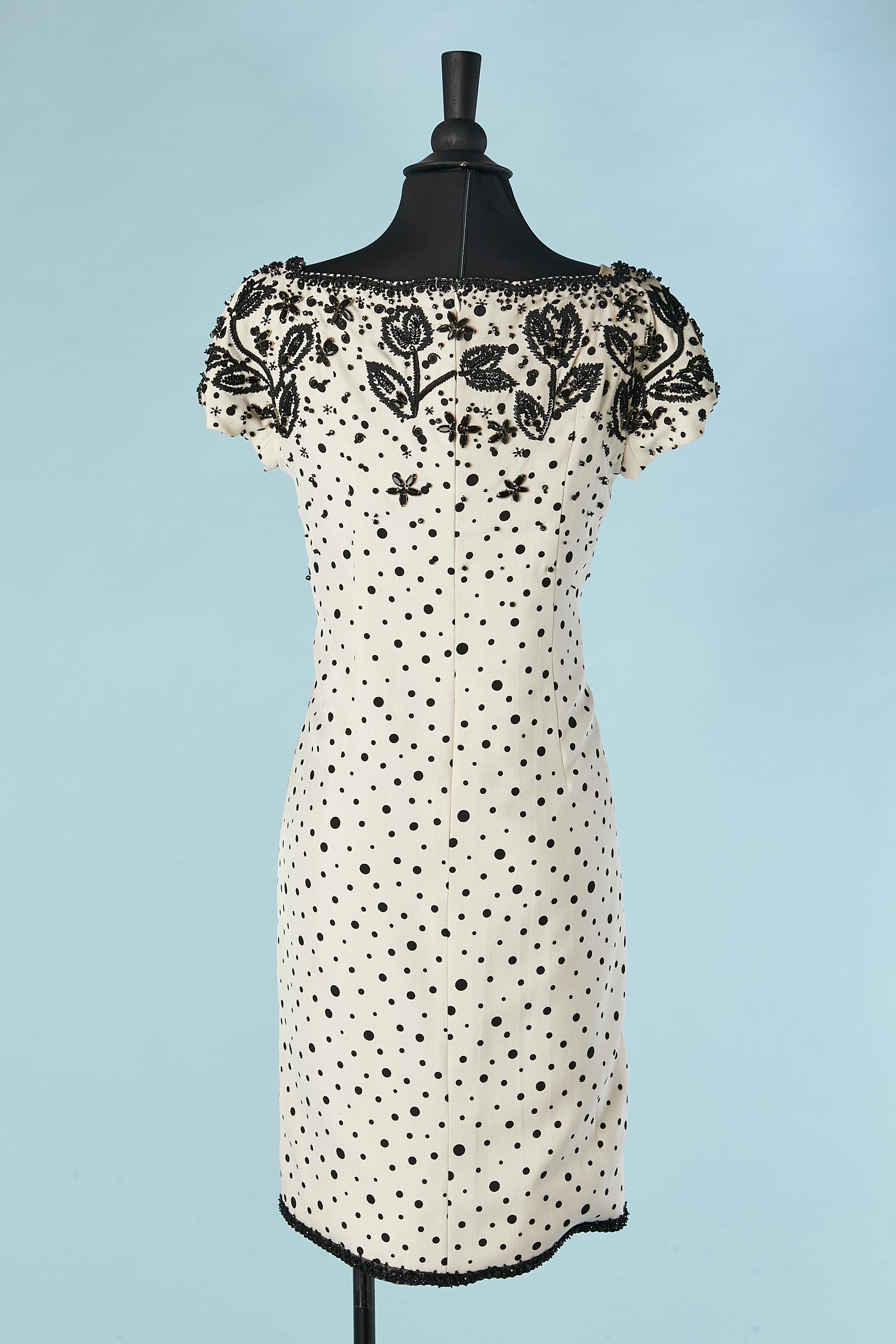 Weißes Cocktailkleid aus roher Seide mit schwarzen Tupfen und Stickereien, um 1960 im Angebot 1