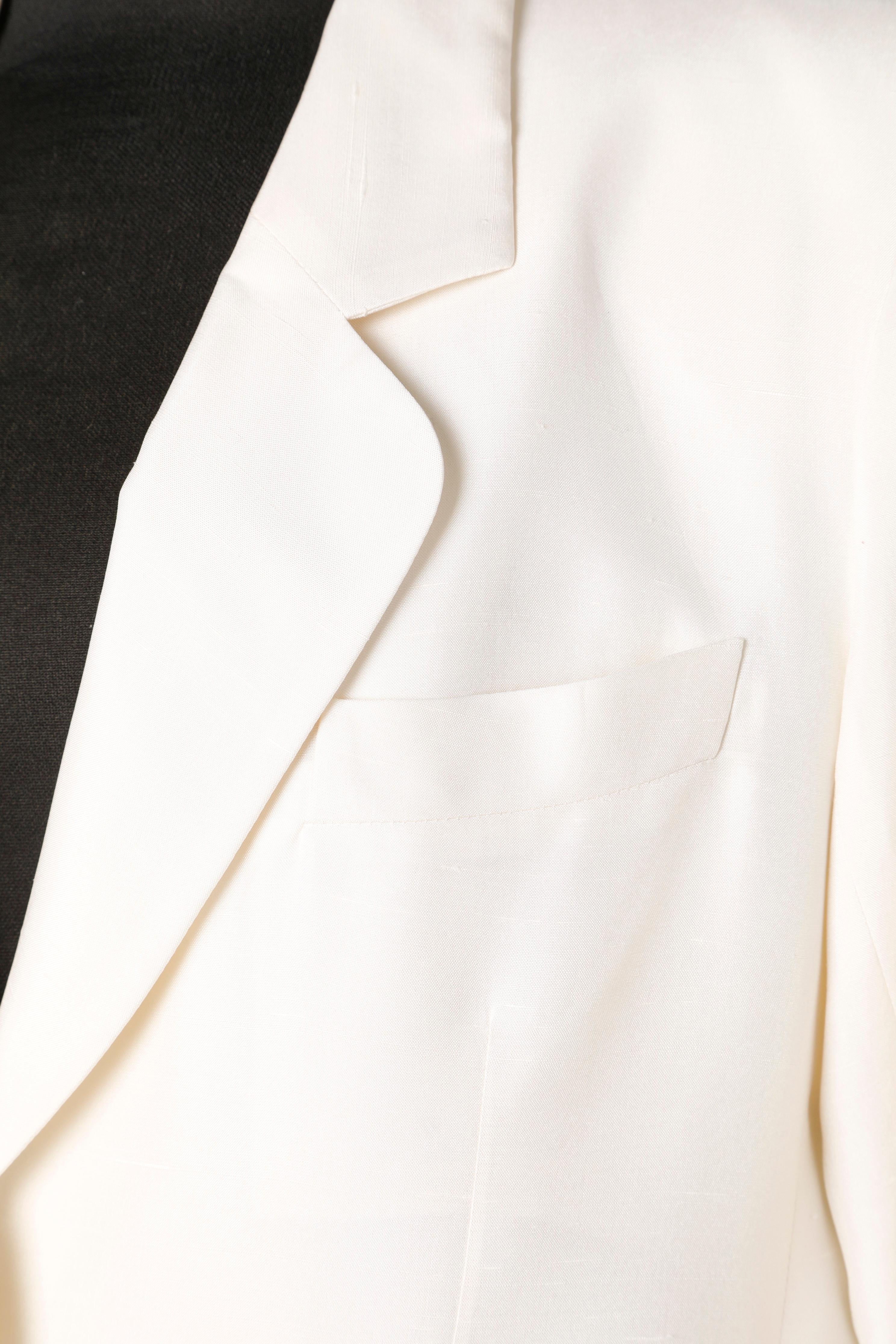 White raw silk single-breasted jacket with white lining. 
SIZE: 40 ( Fr) 