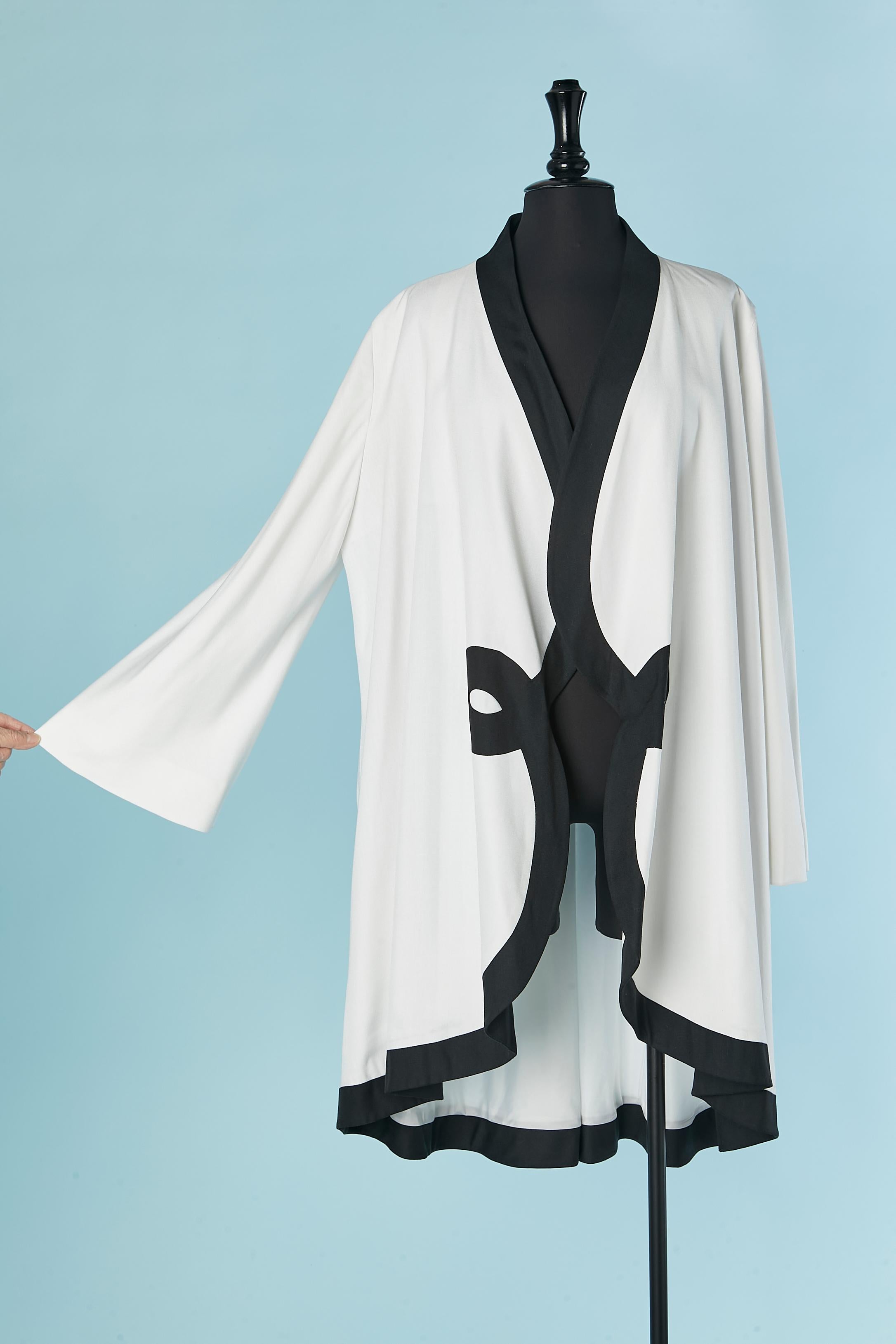White rayon A line coat with black piping edge. Rayon lining. 
SIZE 42 (Fr) 10 (US) L 