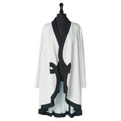 Cappotto di linea A in rayon bianco con profili neri Pierre Cardin Circa anni '80