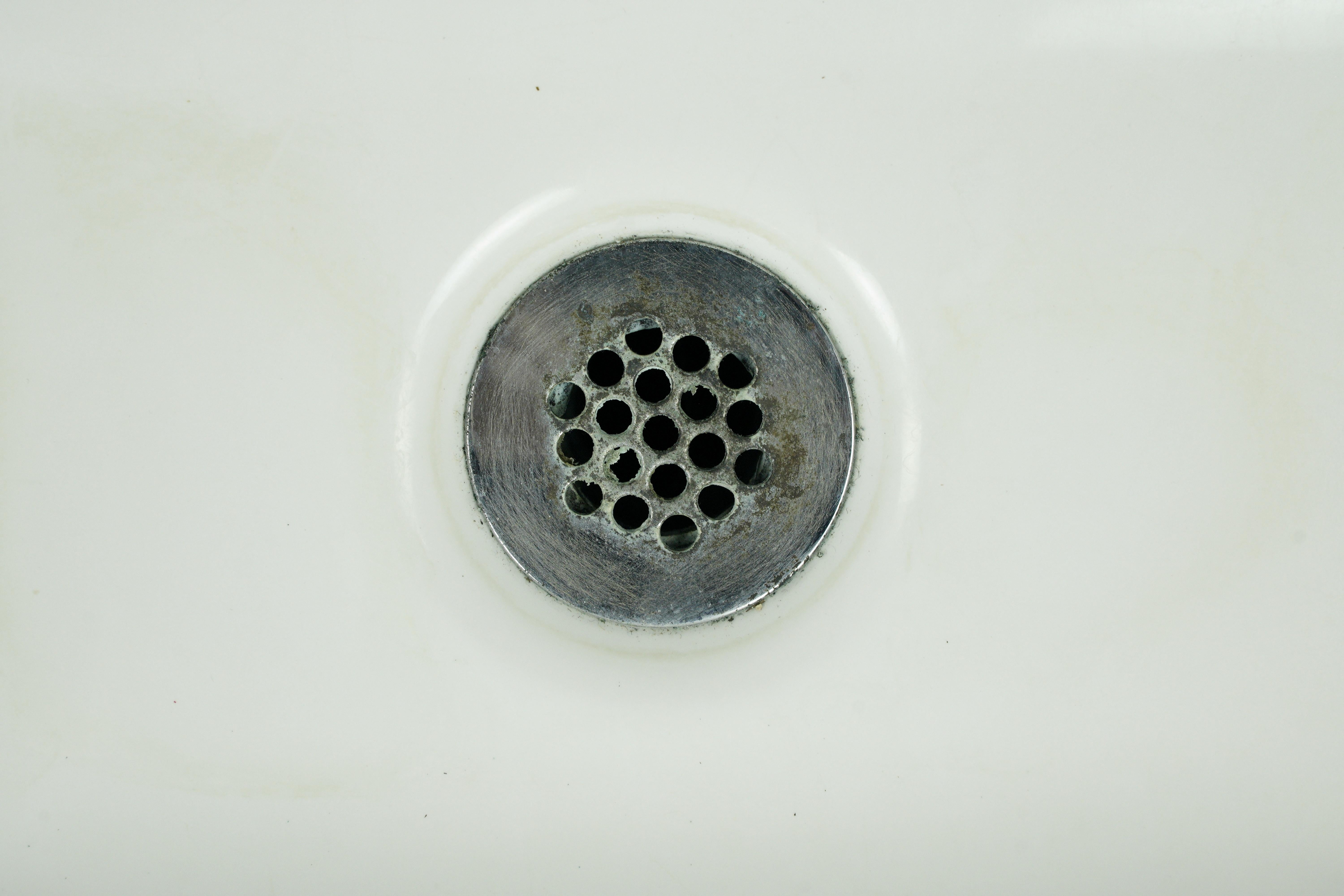 White Rectangle Porcelain Pedestal Countertop Sink In Good Condition For Sale In New York, NY