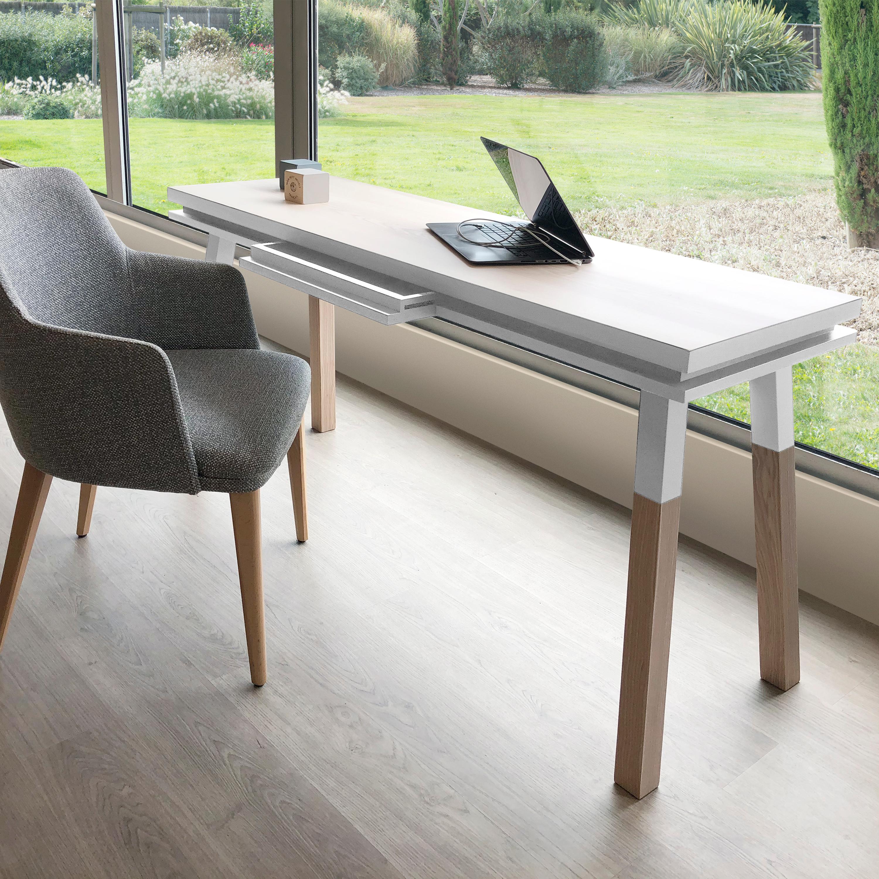 Weißer Schreibtisch aus Massivholz, Design von Eric Gizard, Paris - französisches Handwerk  im Angebot 1