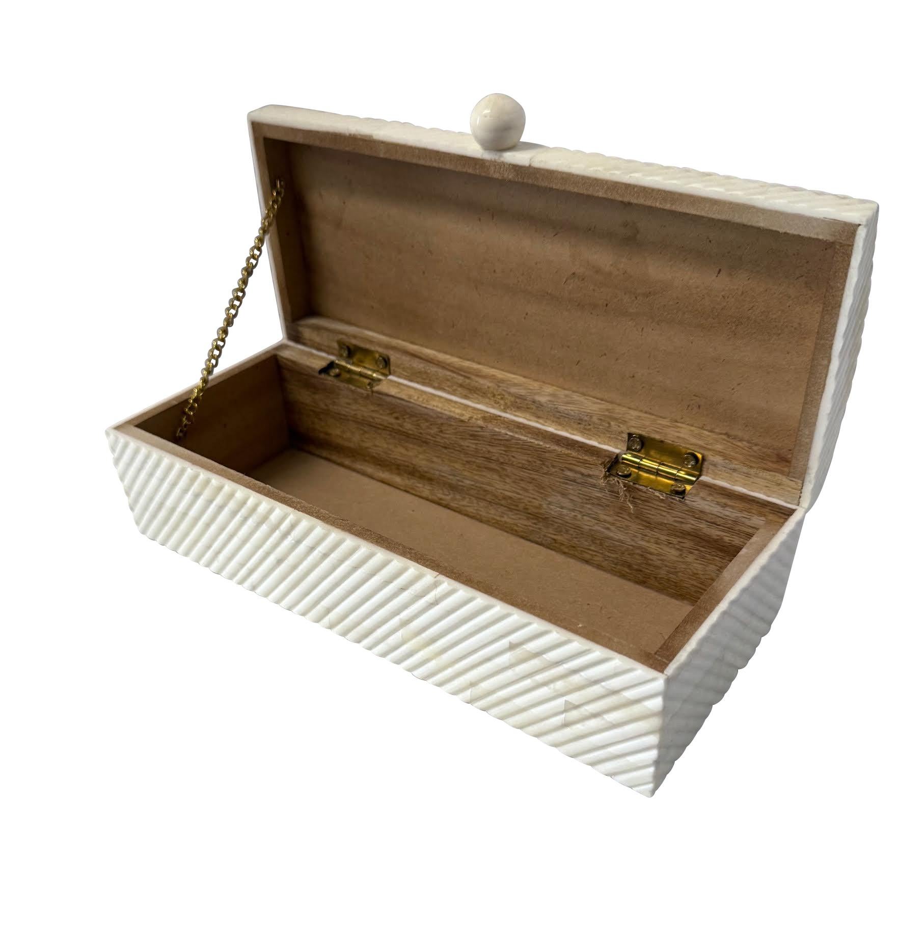 Indien White Rectangular Shaped Ribbed Lidded Bone Box, India, Contemporary en vente