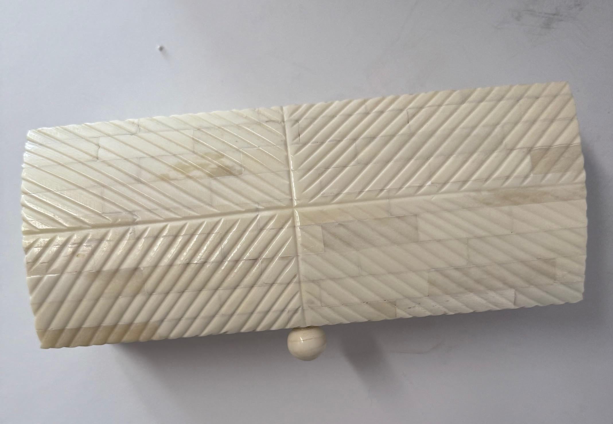 White Rectangular Shaped Ribbed Lidded Bone Box, India, Contemporary Neuf - En vente à New York, NY