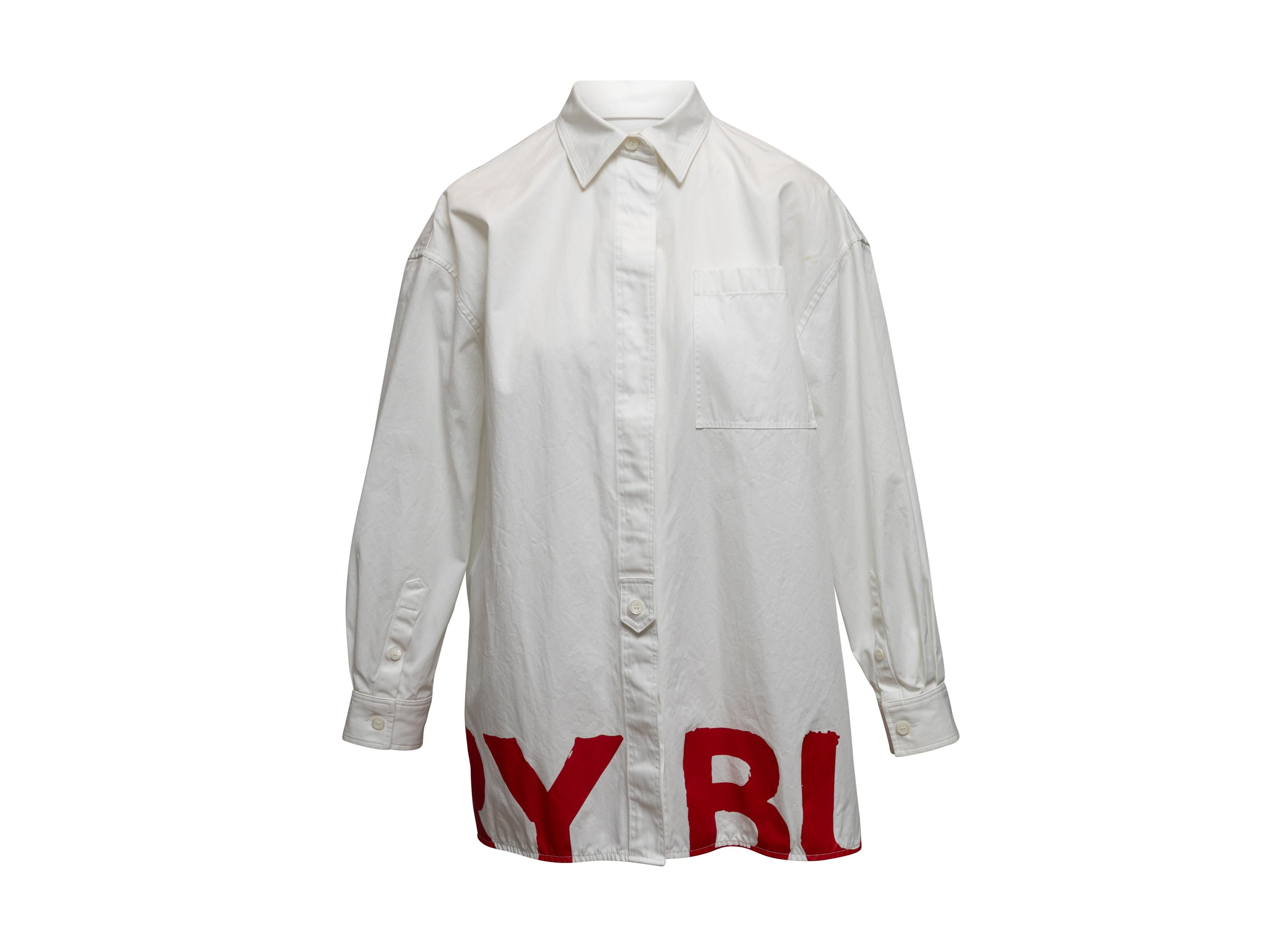 Weißes und rotes Langarmhemd mit Logodruck und Knopfleiste von Burberry. Spitz zulaufender Kragen. Knopfverschlüsse in der vorderen Mitte. 44
