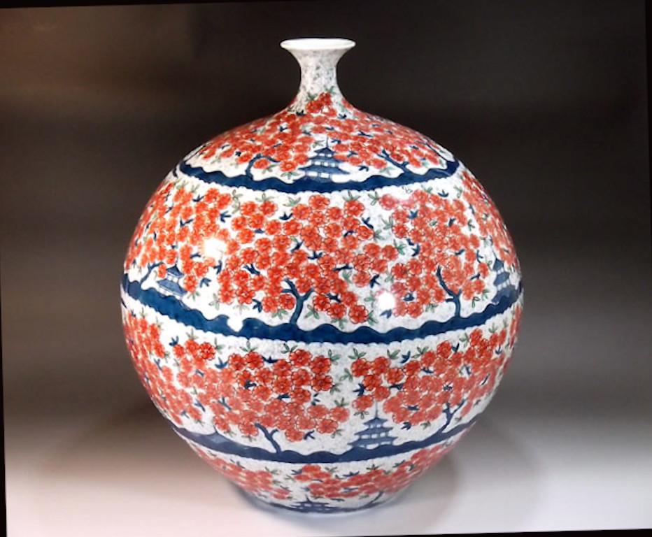 Japanese  ontemporary White Red Porcelain Vase by  Master Artist In New Condition For Sale In Takarazuka, JP