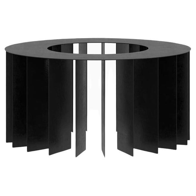 Conçues en 2023 par Leonardo Floresvillar, les tables centrales The Reel explorent la répétition et la séquence tout en fonctionnant comme une table basse ou comme une sculpture à part entière, convenant aussi bien à l'intérieur qu'à l'extérieur.


