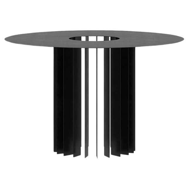 Der Reel Dining Table erforscht Wiederholung und Abfolge, während er als Esstisch oder als Skulptur selbst funktioniert.
Von Hand aus galvanisiertem Aluminium gefertigt und mit einer matten elektrostatischen Beschichtung versehen, kann sein