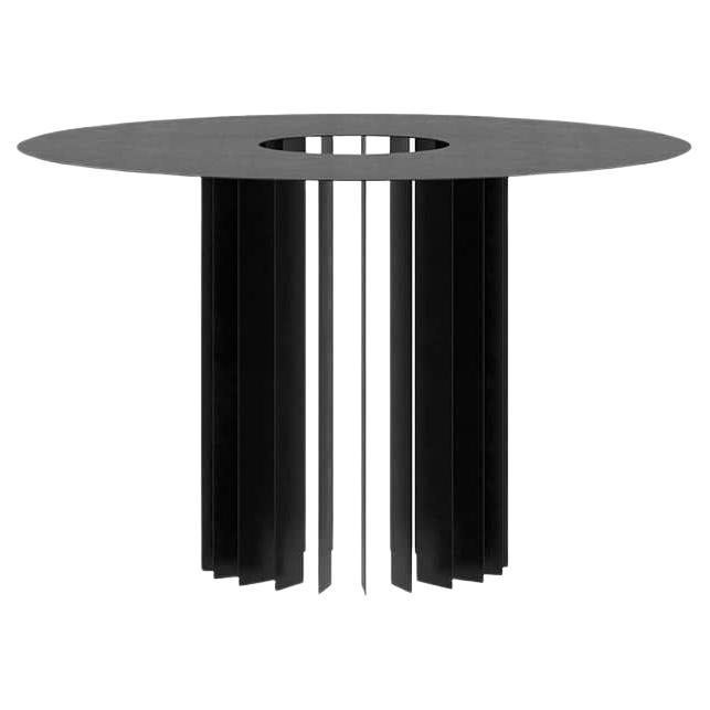La table à manger Reel explore la répétition et la séquence tout en fonctionnant comme une table à manger ou comme une sculpture.
Fabriqué à la main en aluminium galvanisé et revêtu d'une finition électrostatique mate, son diamètre peut être