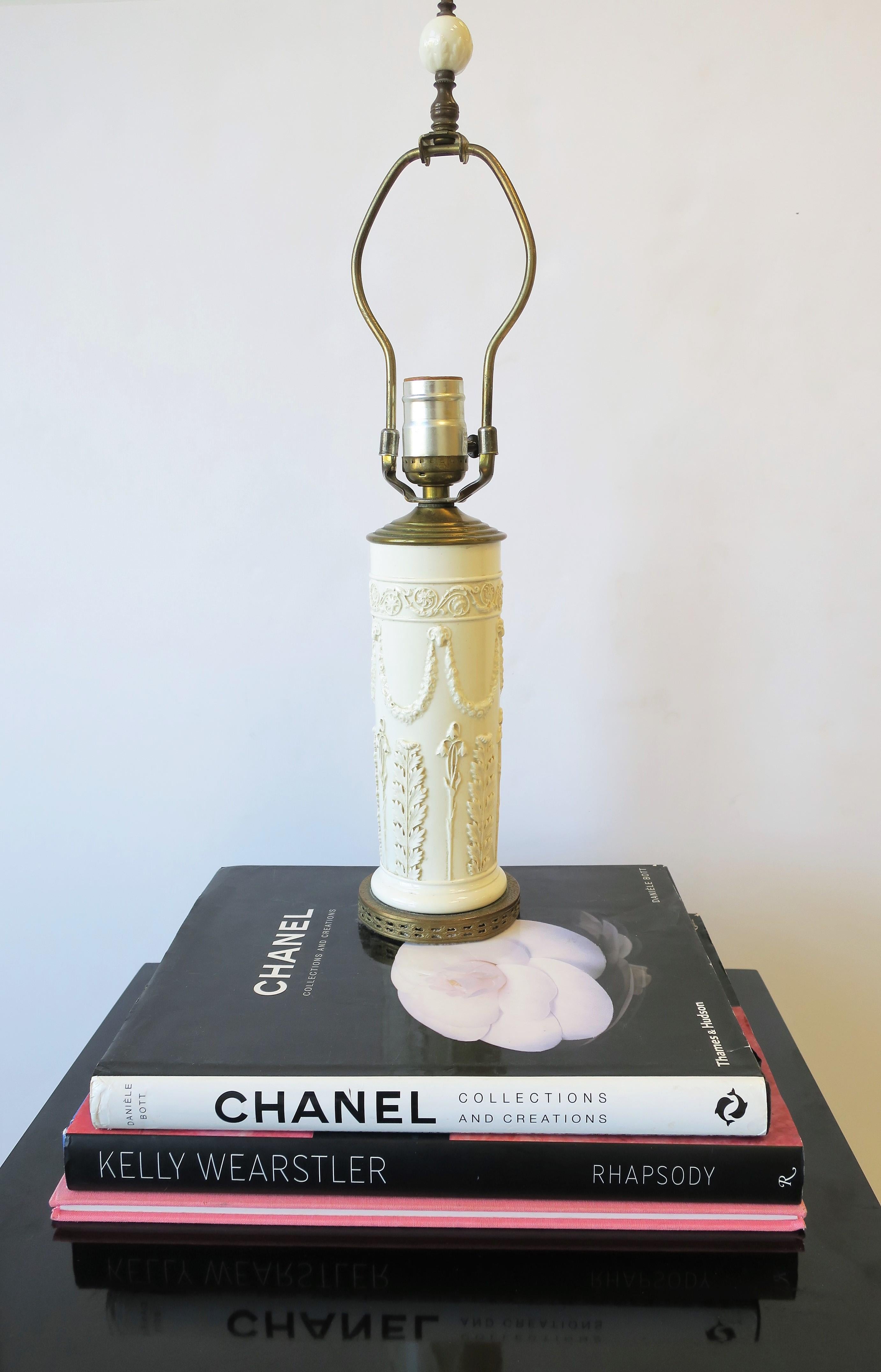 Wedgwood Weiß Regency Rams Head Tisch oder Schreibtischlampe im Zustand „Gut“ in New York, NY
