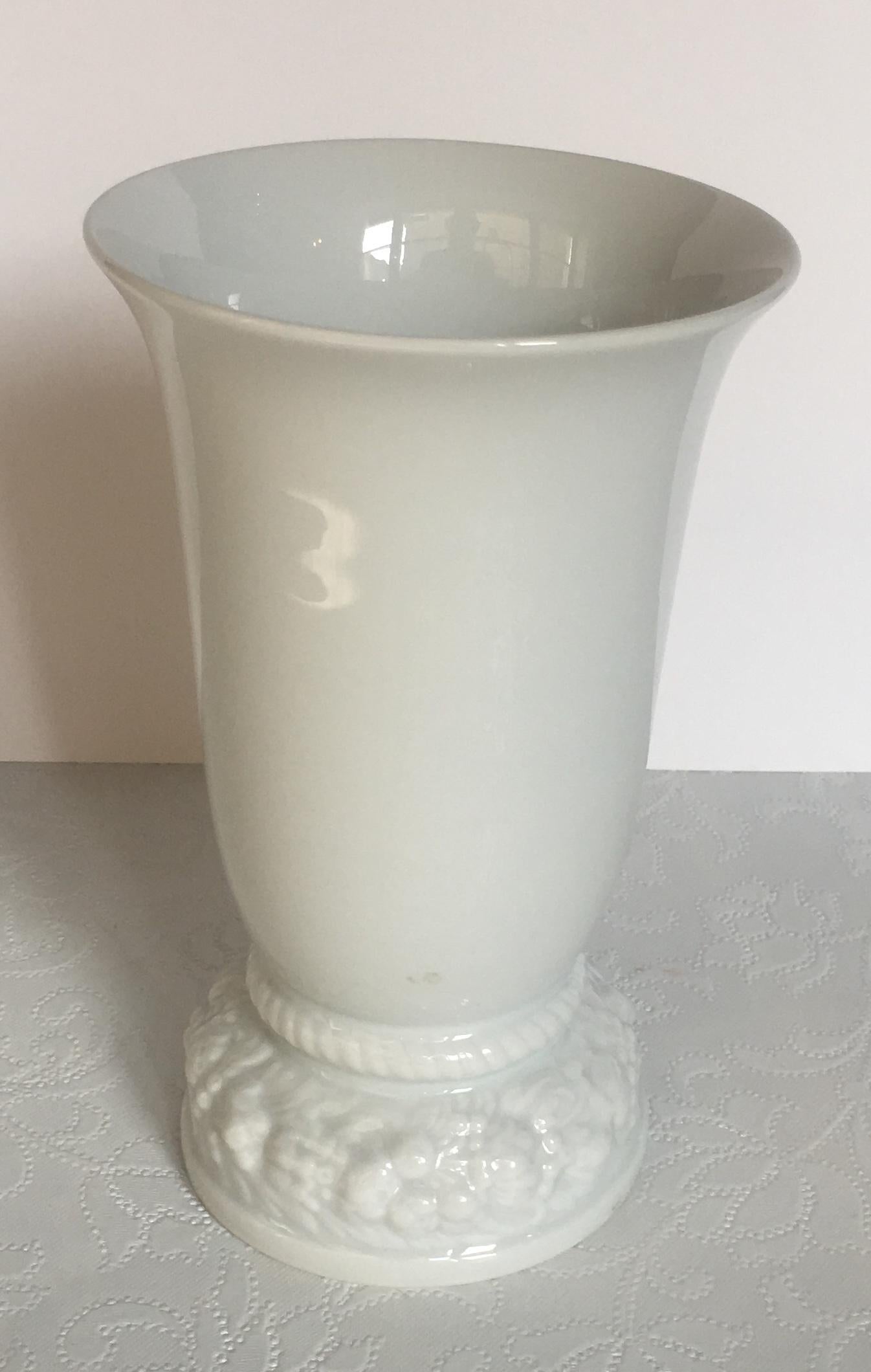 A simple yet beautiful white matte relief op-art porcelain vase from the 1960s, executed by Rosenthal Studio-Line, Germany. In excellent condition.

Signed.