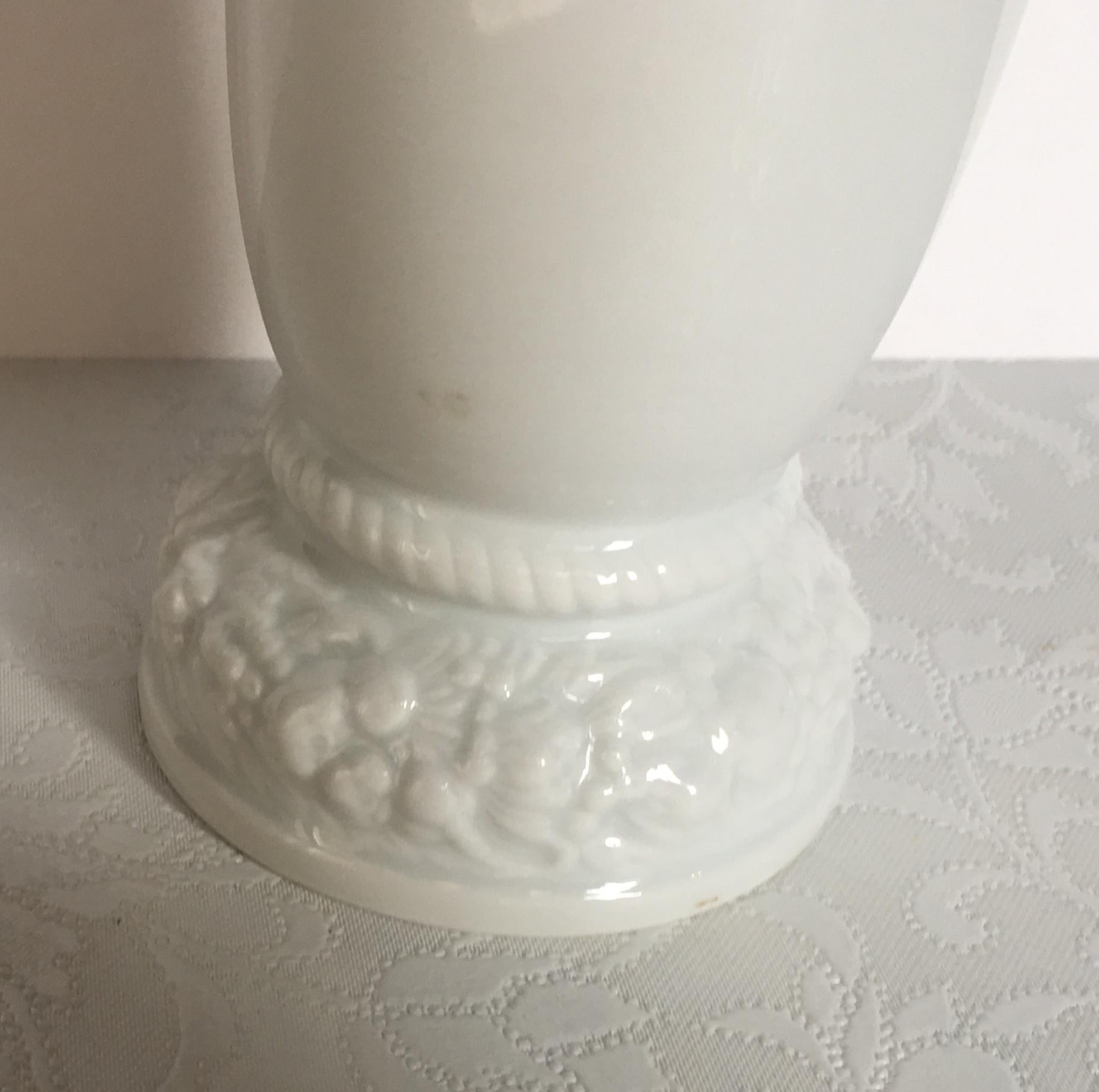 White Relief Op Art Porcelain Vase signed Rosenthal Germany In Good Condition For Sale In Miami, FL