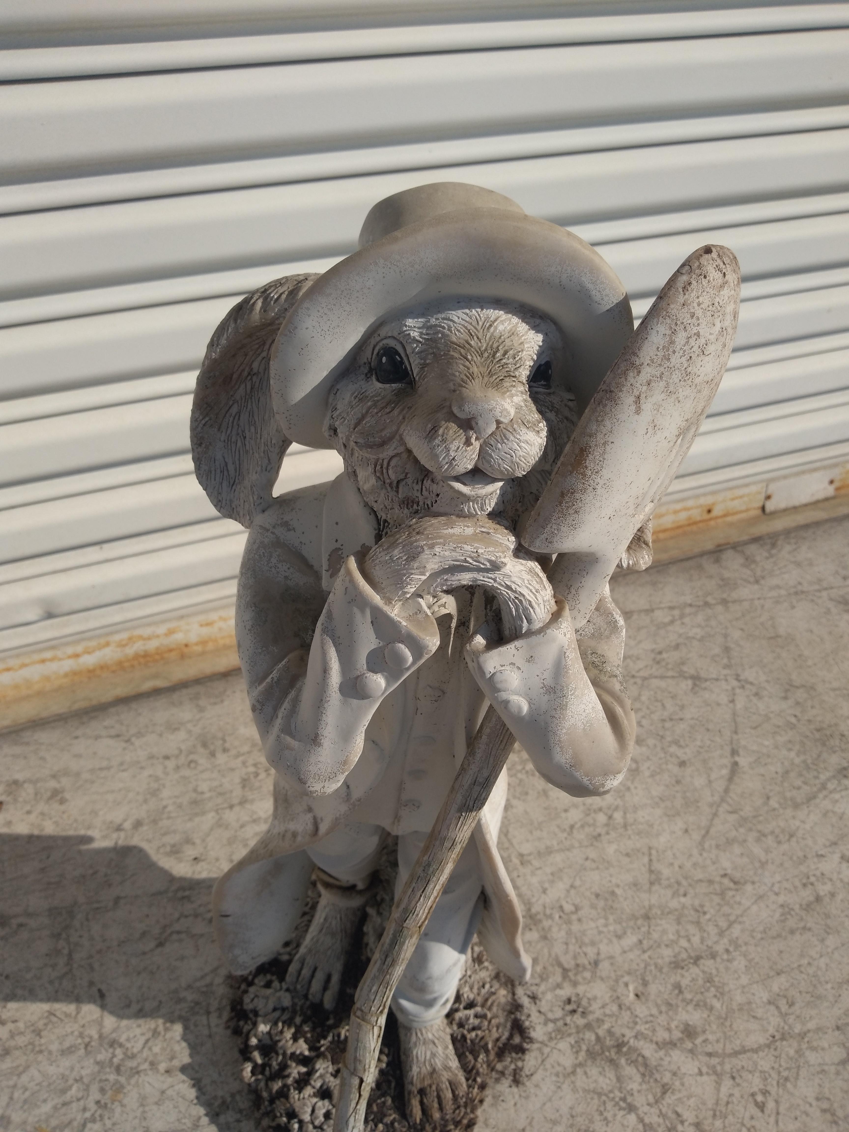 Americano Scultura da giardino in resina bianca con coniglio e pala in vendita