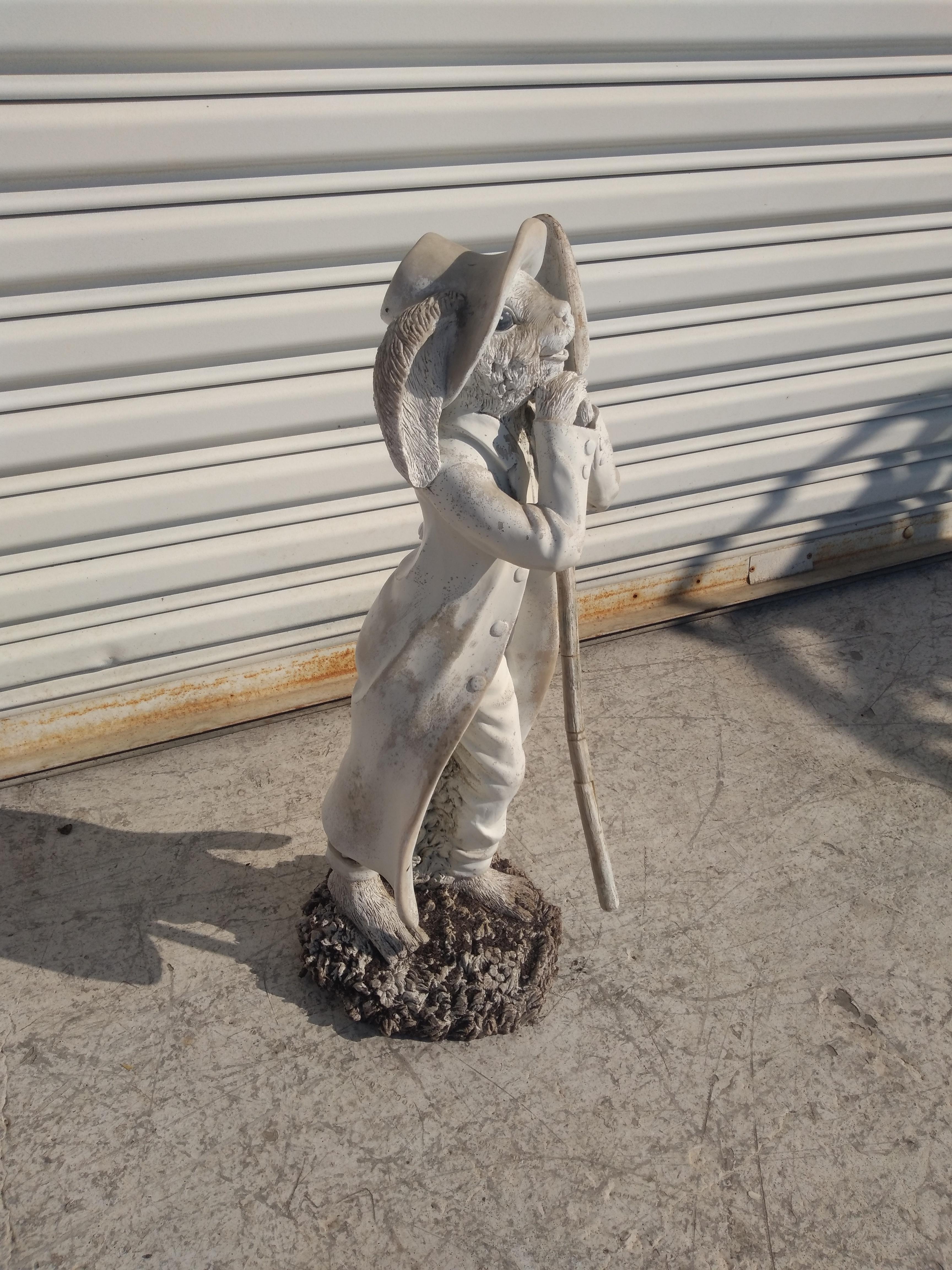 Scultura da giardino in resina bianca con coniglio e pala in vendita 1