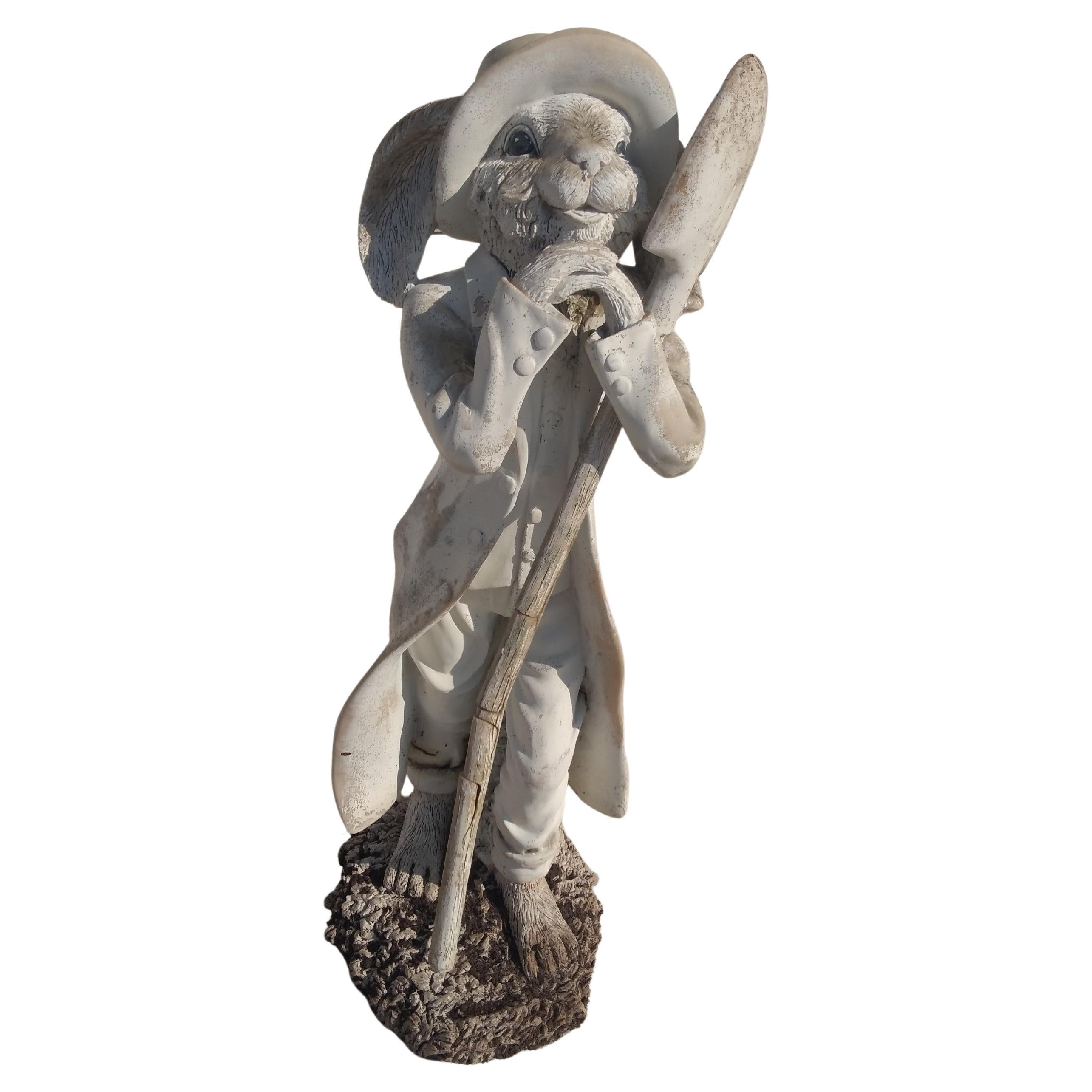 Scultura da giardino in resina bianca con coniglio e pala