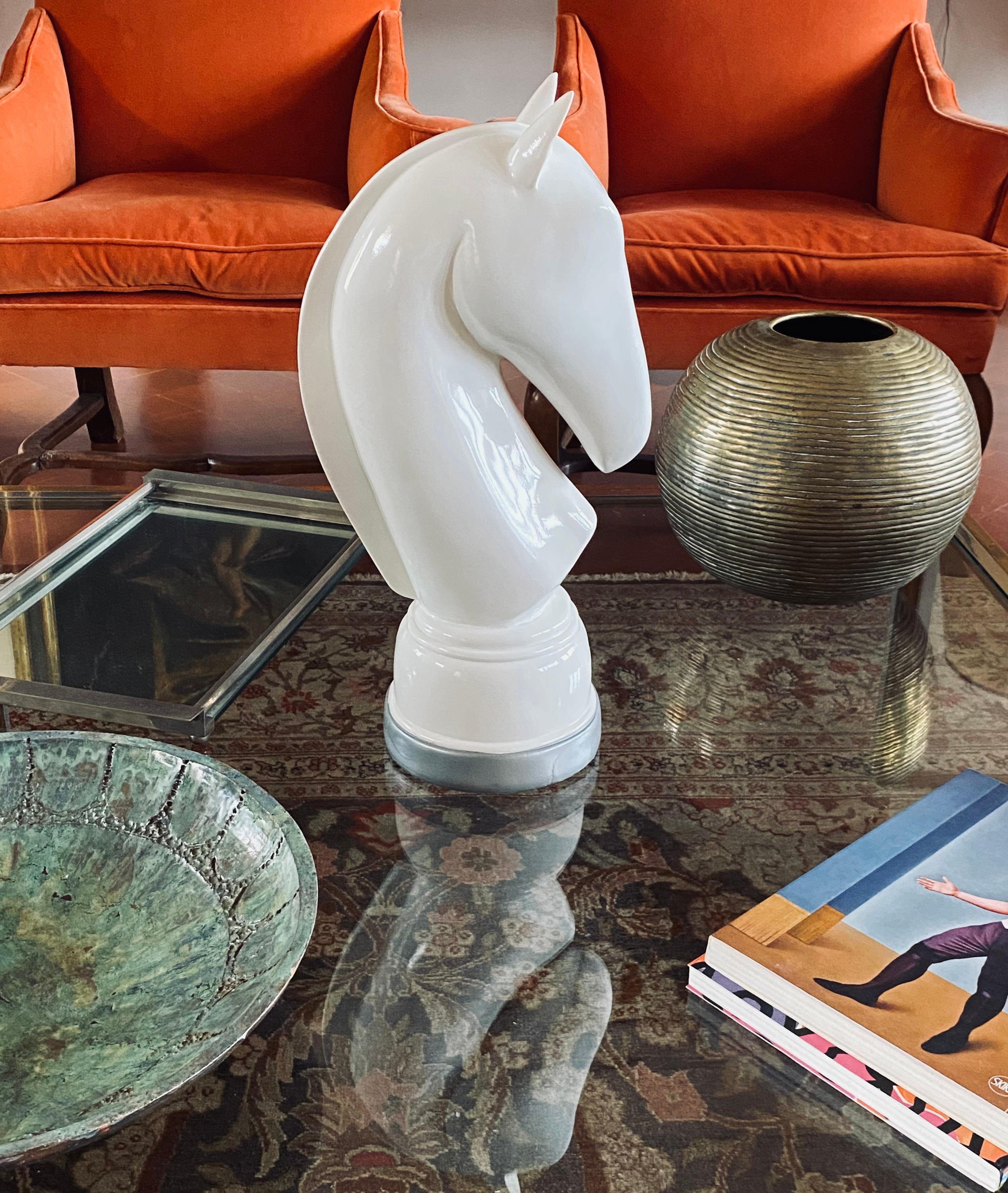 White resin chess horse sculpture, Italy 1970s In Excellent Condition For Sale In Firenze, IT