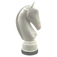 Sculpture en résine blanche représentant un cheval d'échecs, Italie 1970