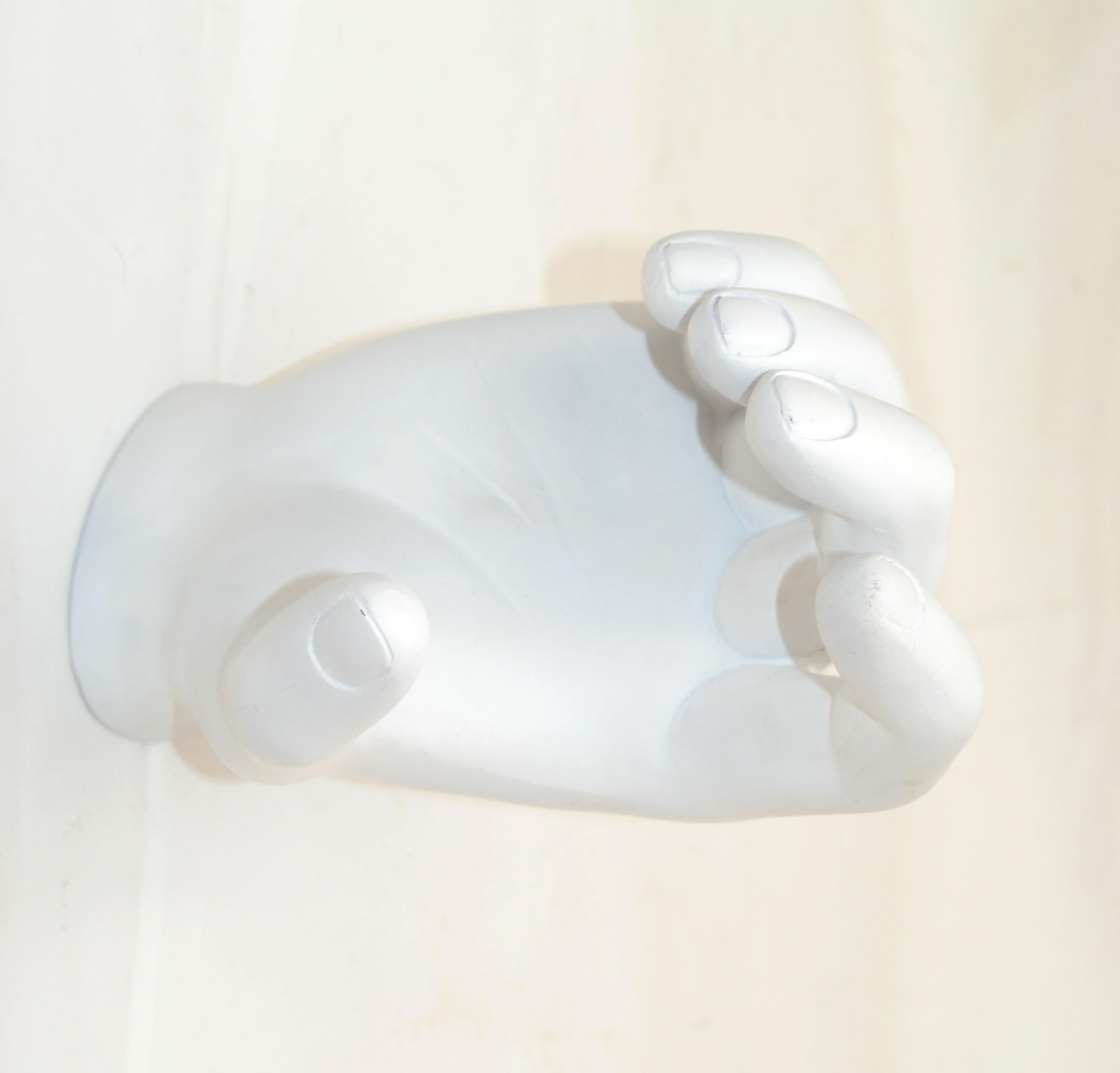 White Resin Wall Mounted Figurative Hand Sculpture Mid-Century Modern Key Holder In Good Condition For Sale In Miami, FL