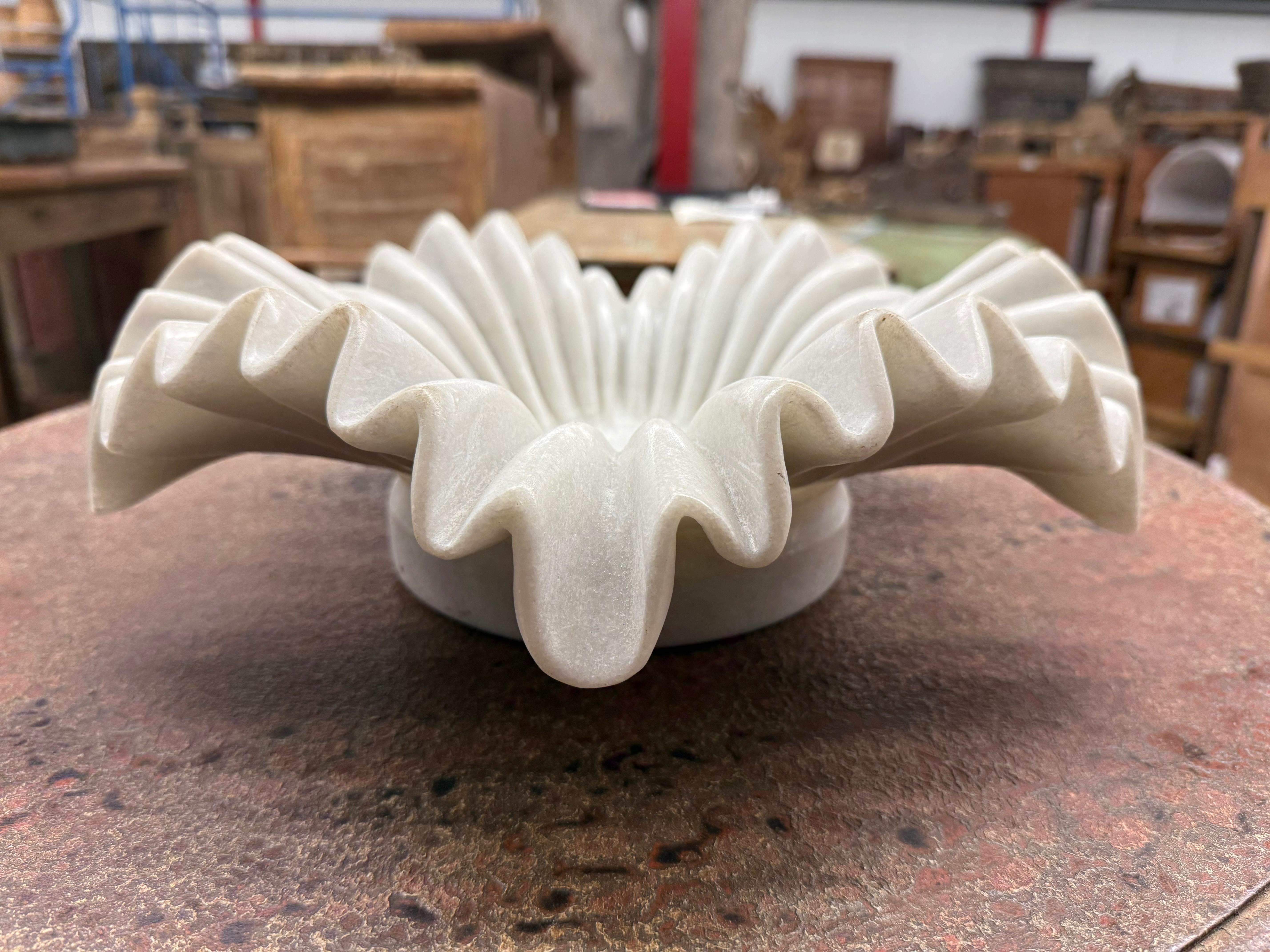 Indiano Ciotola di marmo a coste bianche con drappeggio in vendita