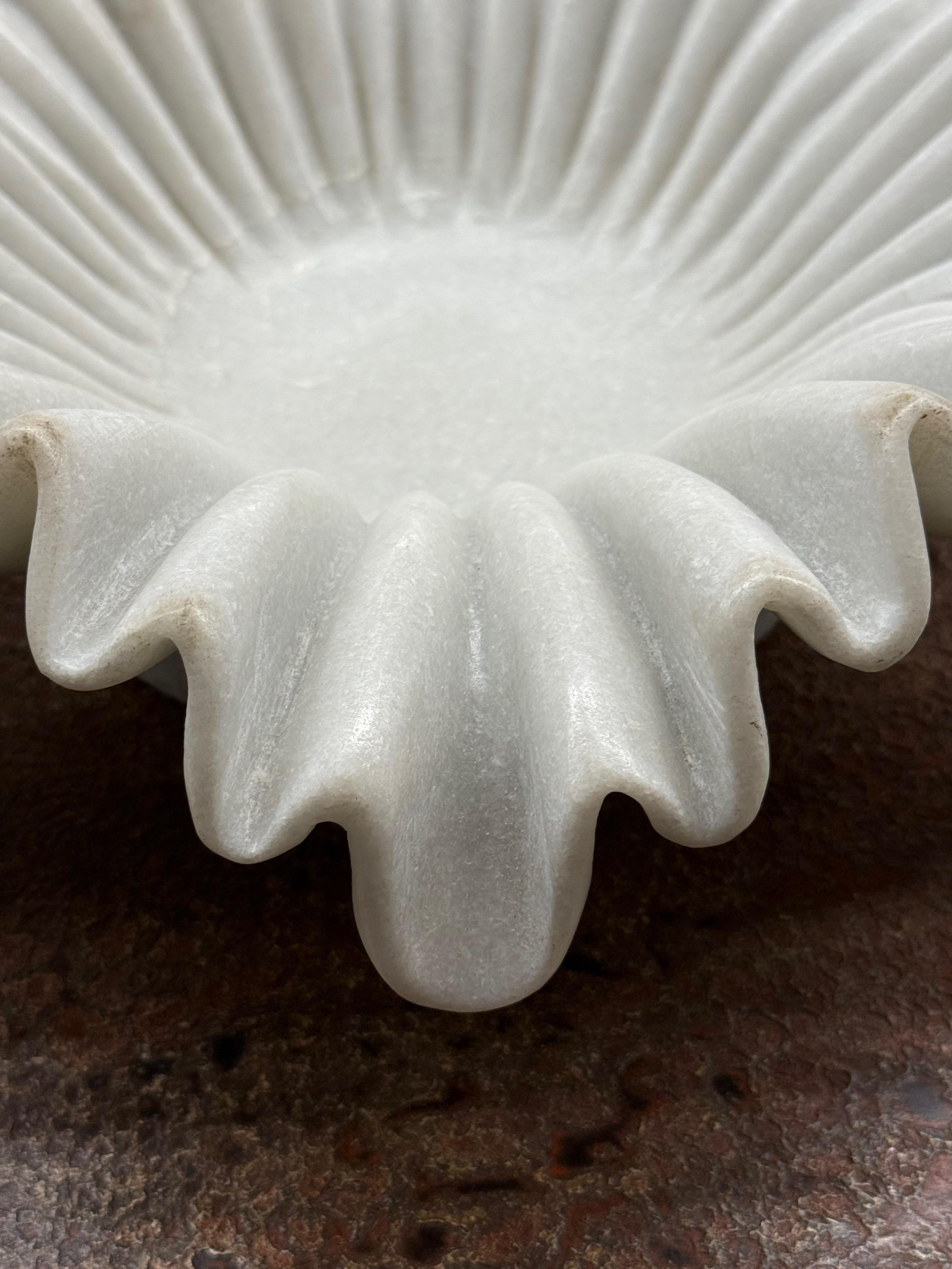 Ciotola di marmo a coste bianche con drappeggio In condizioni Nuovo in vendita a New York, NY