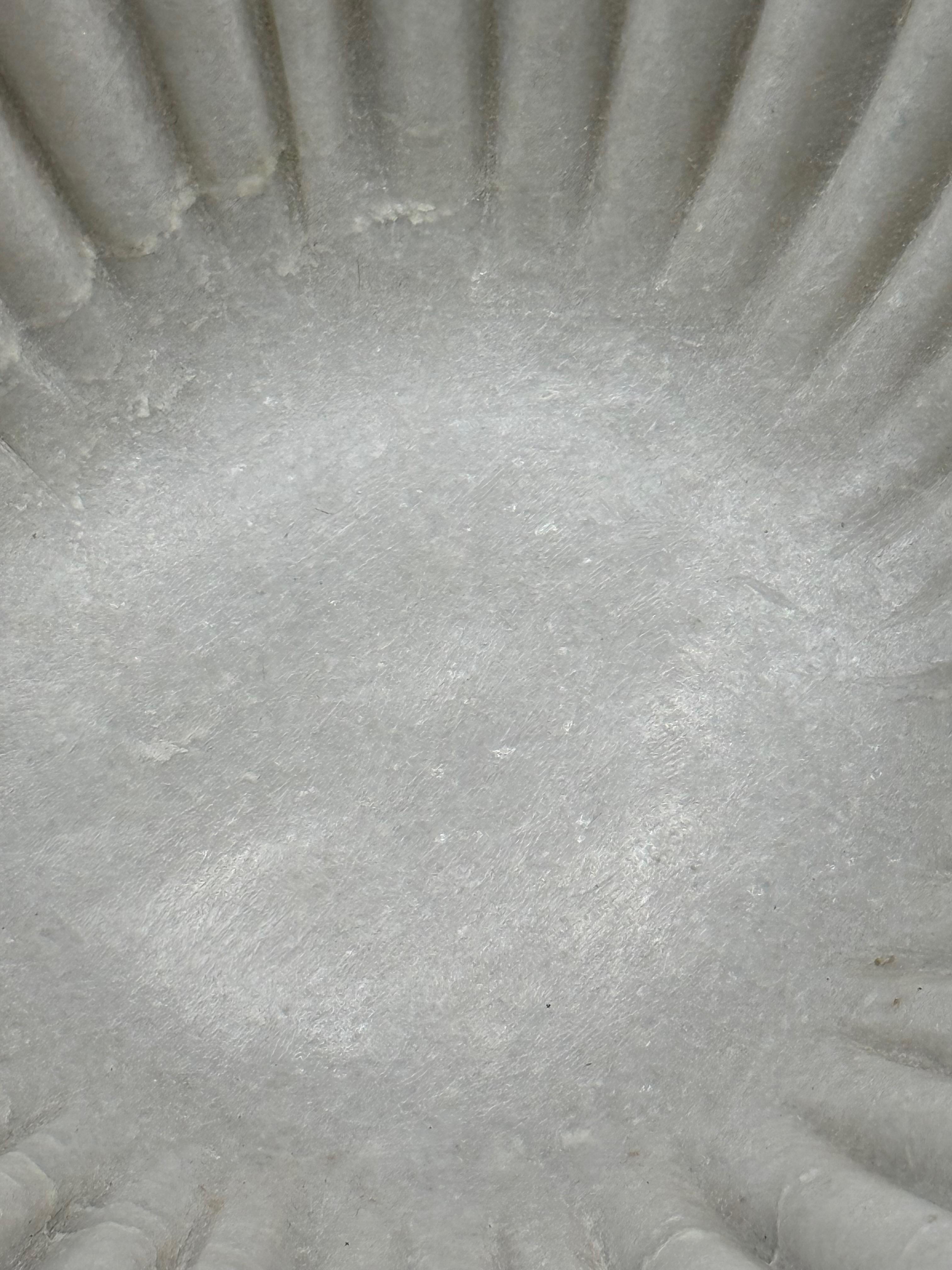 XXI secolo e contemporaneo Ciotola di marmo a coste bianche con drappeggio in vendita