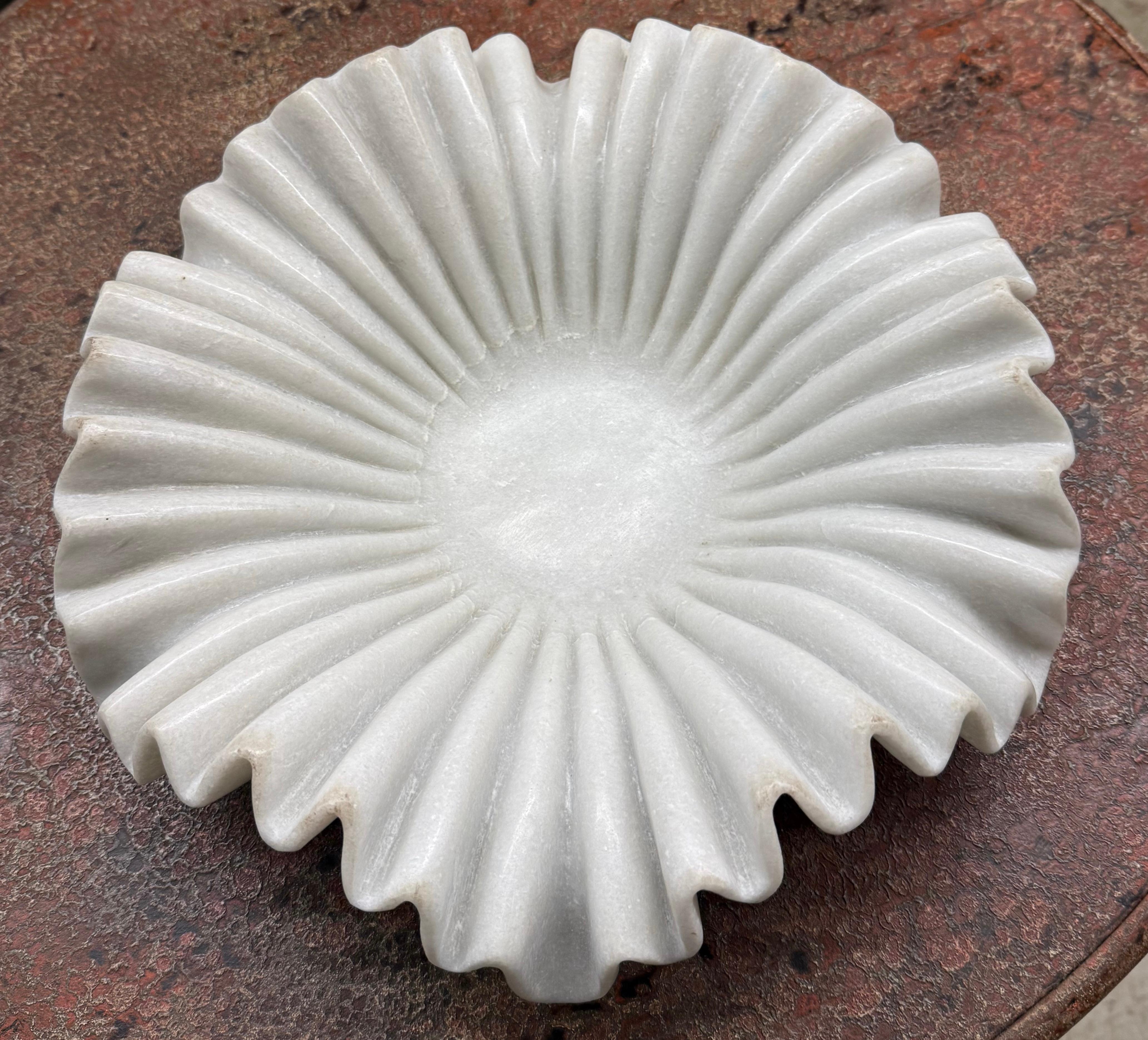 Marmo Ciotola di marmo a coste bianche con drappeggio in vendita