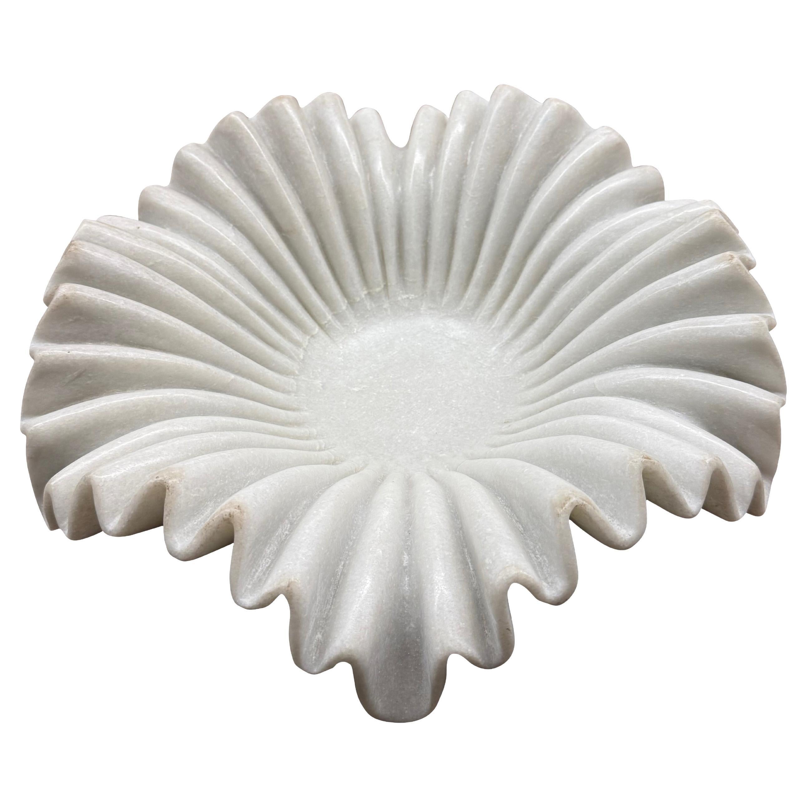 Ciotola di marmo a coste bianche con drappeggio